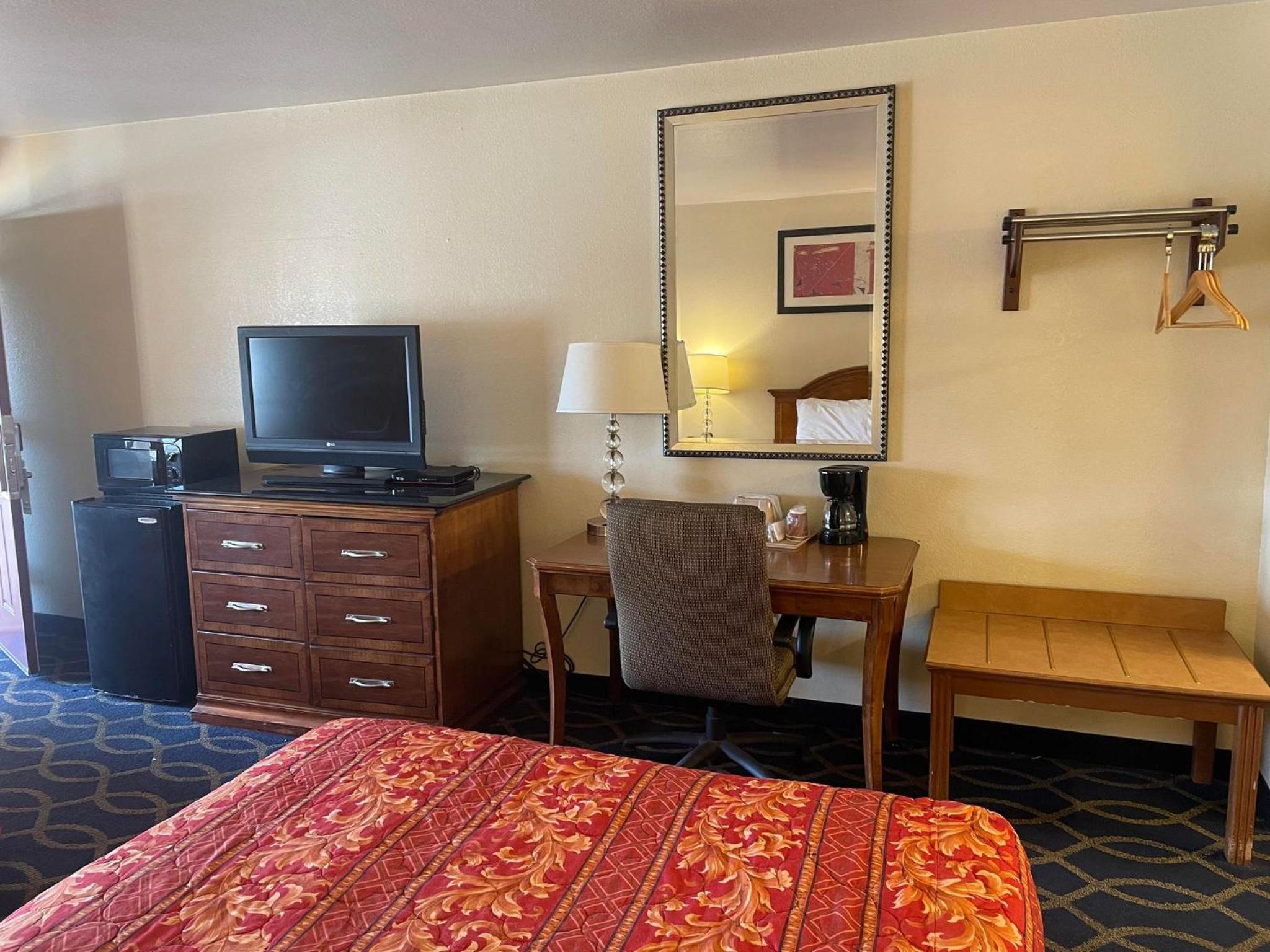 Queen Room with Two Queen Beds - Photo 6
