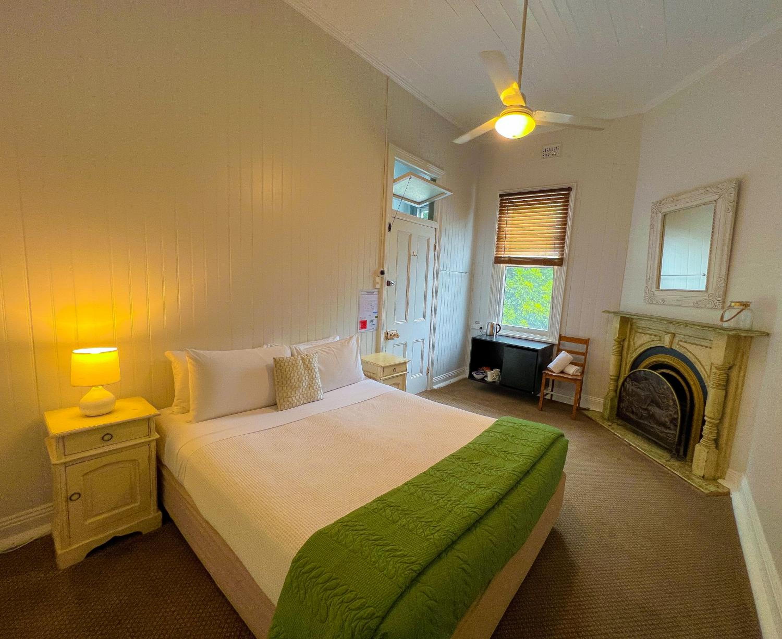 Queen Room photo 2