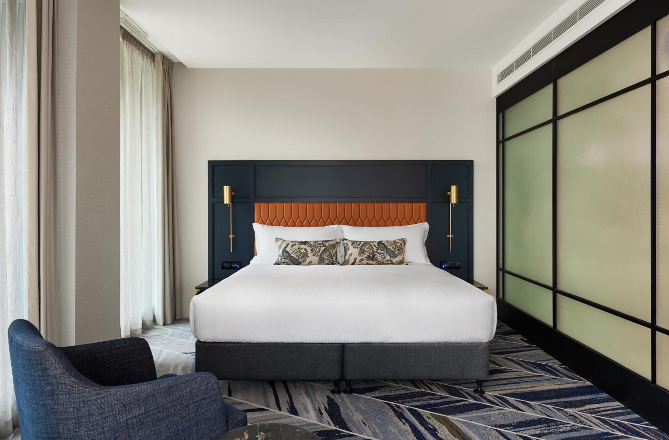 Balcony Suite - Includes Executive Lounge Access thumbnail 5