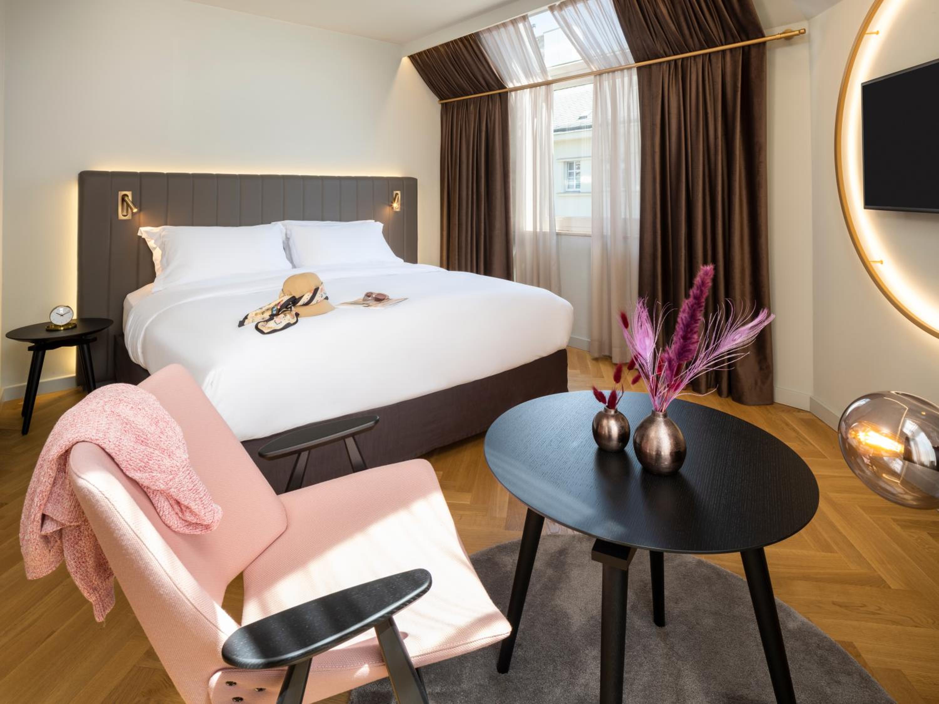 Deluxe King Room - Photo 7