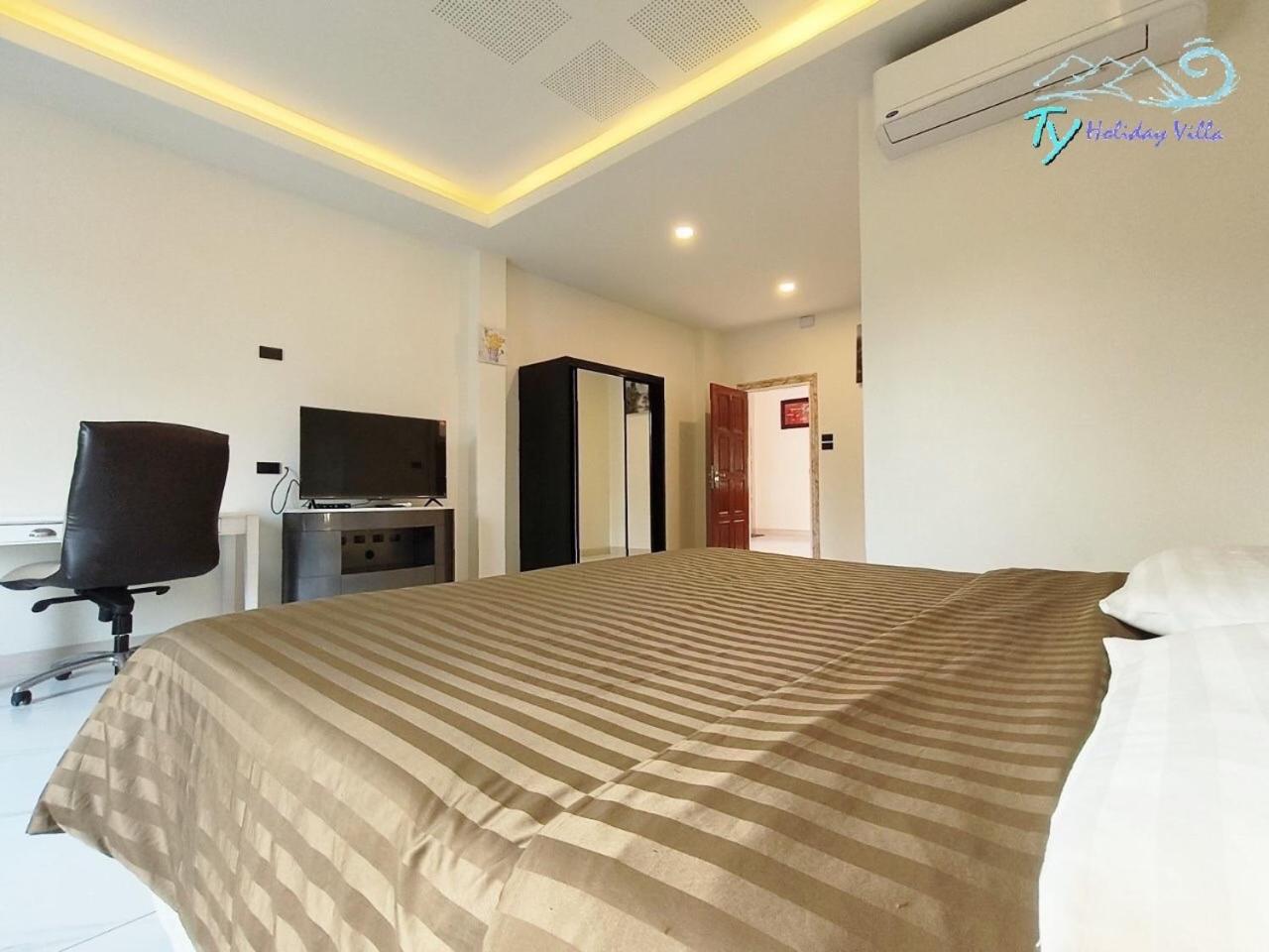 Villa with Private Pool - Photo 17