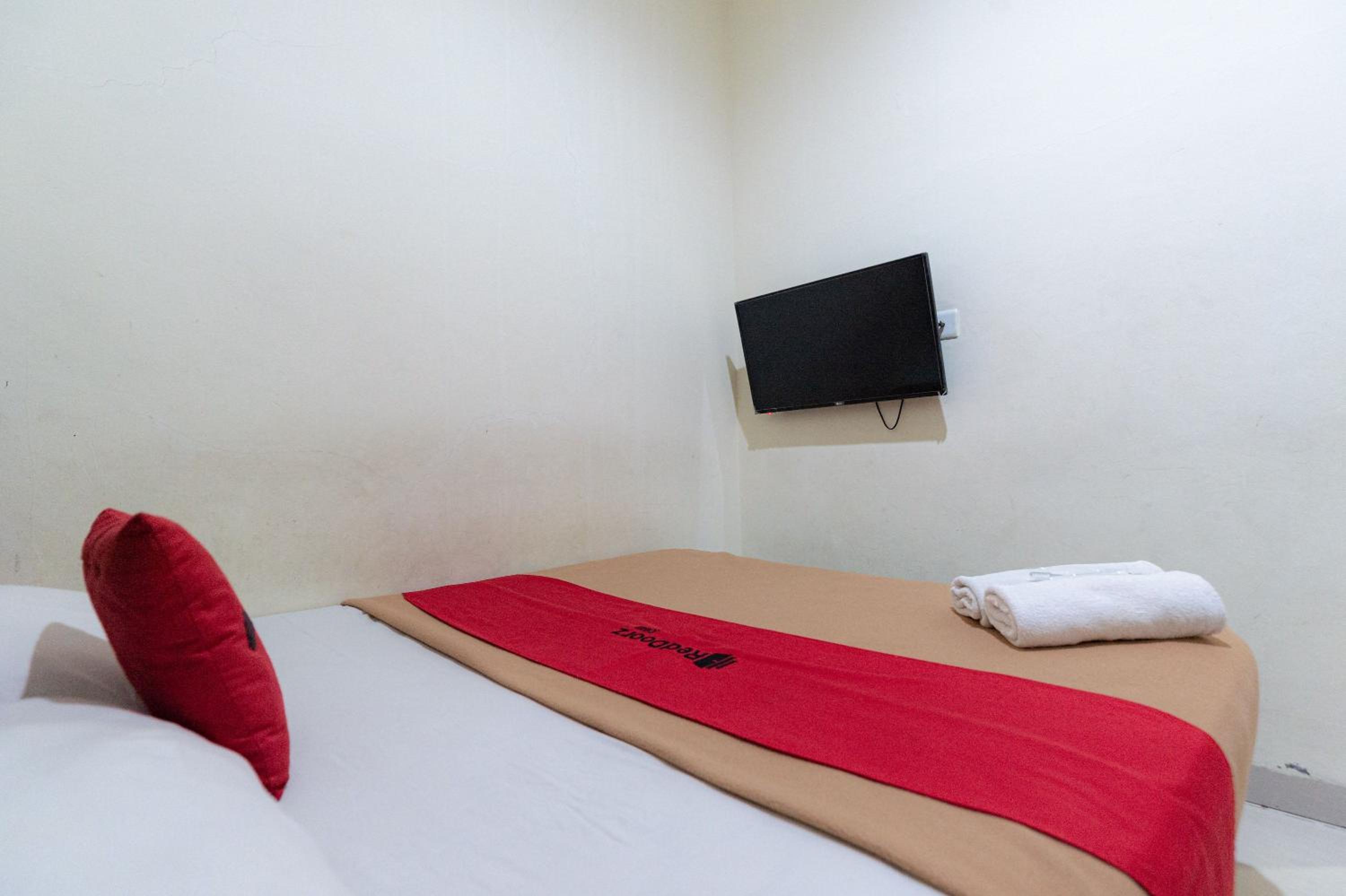 RedDoorz Double Room photo 1