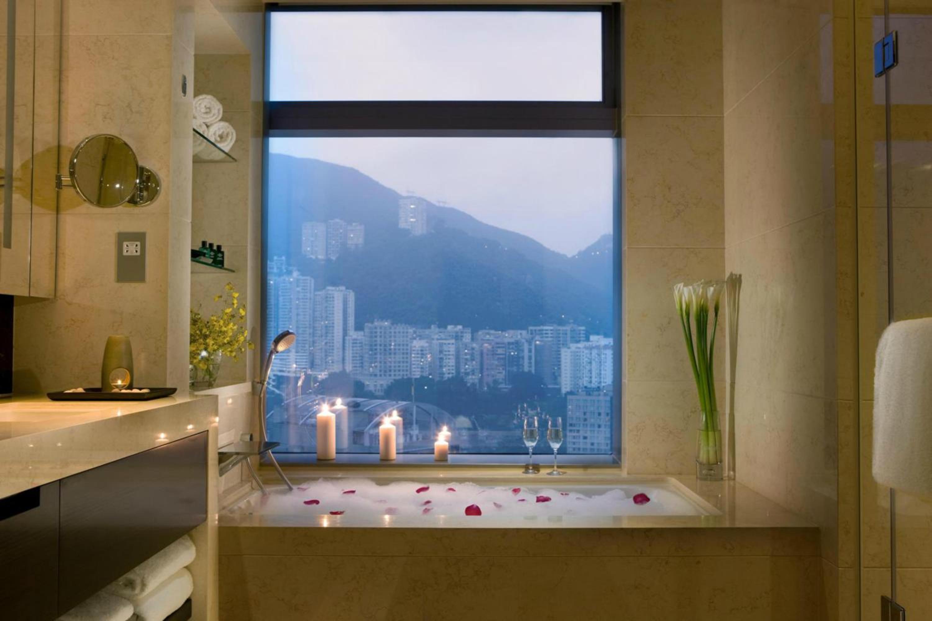 1 King One-Bedroom Suite Club Floor