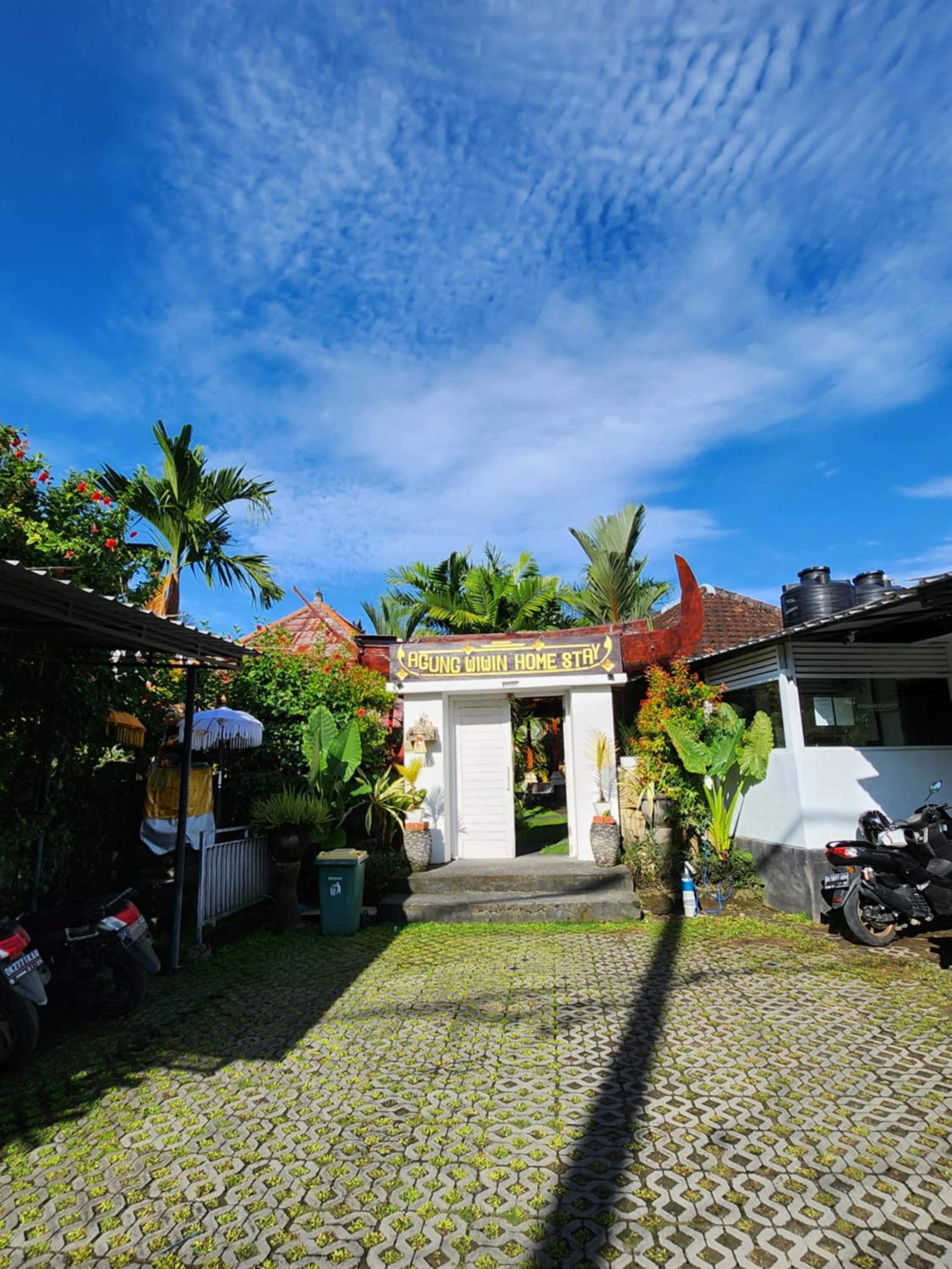 Deluxe Room with Pool View - Photo 11