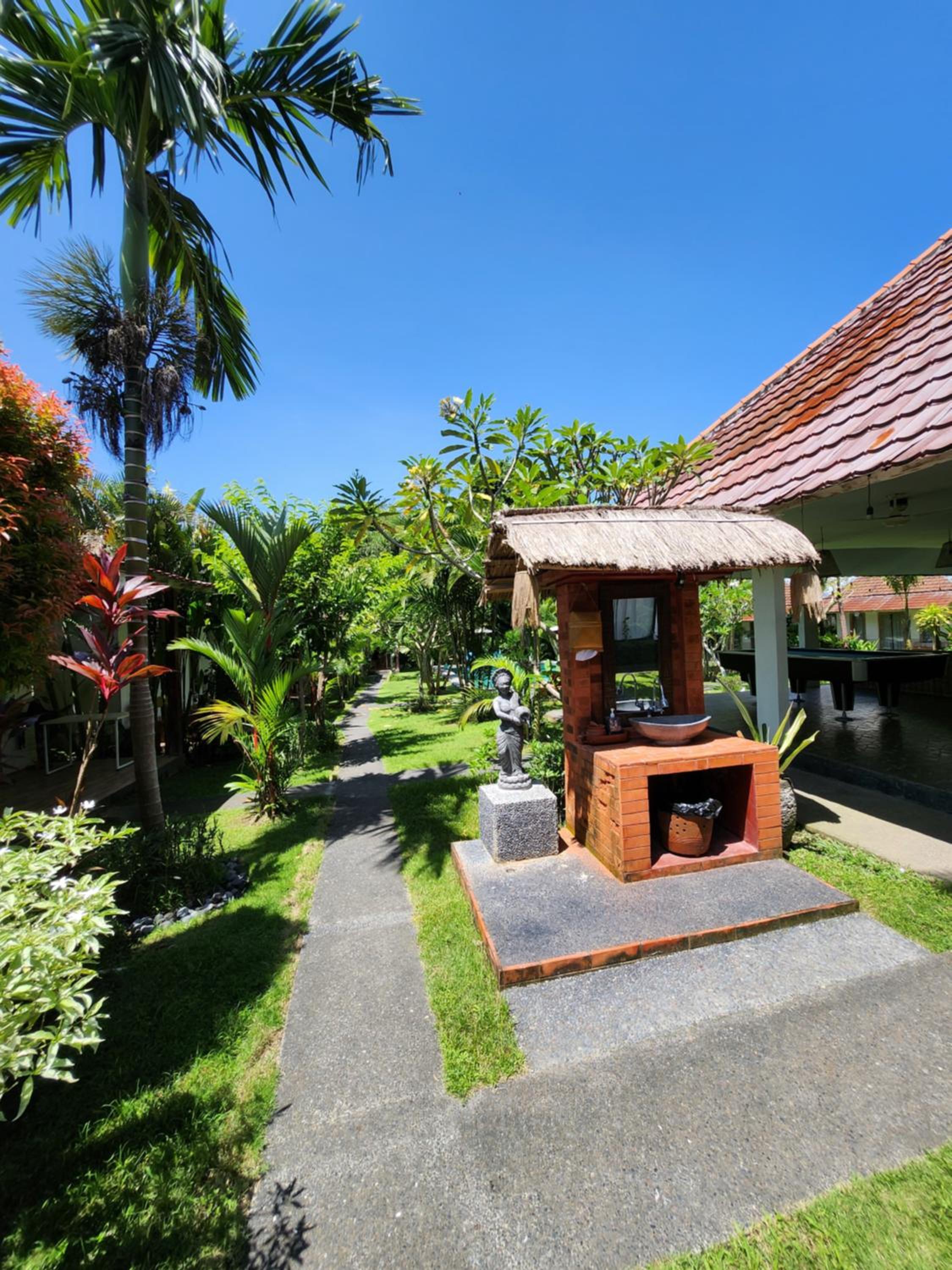 Deluxe Room with Pool View - Photo 9