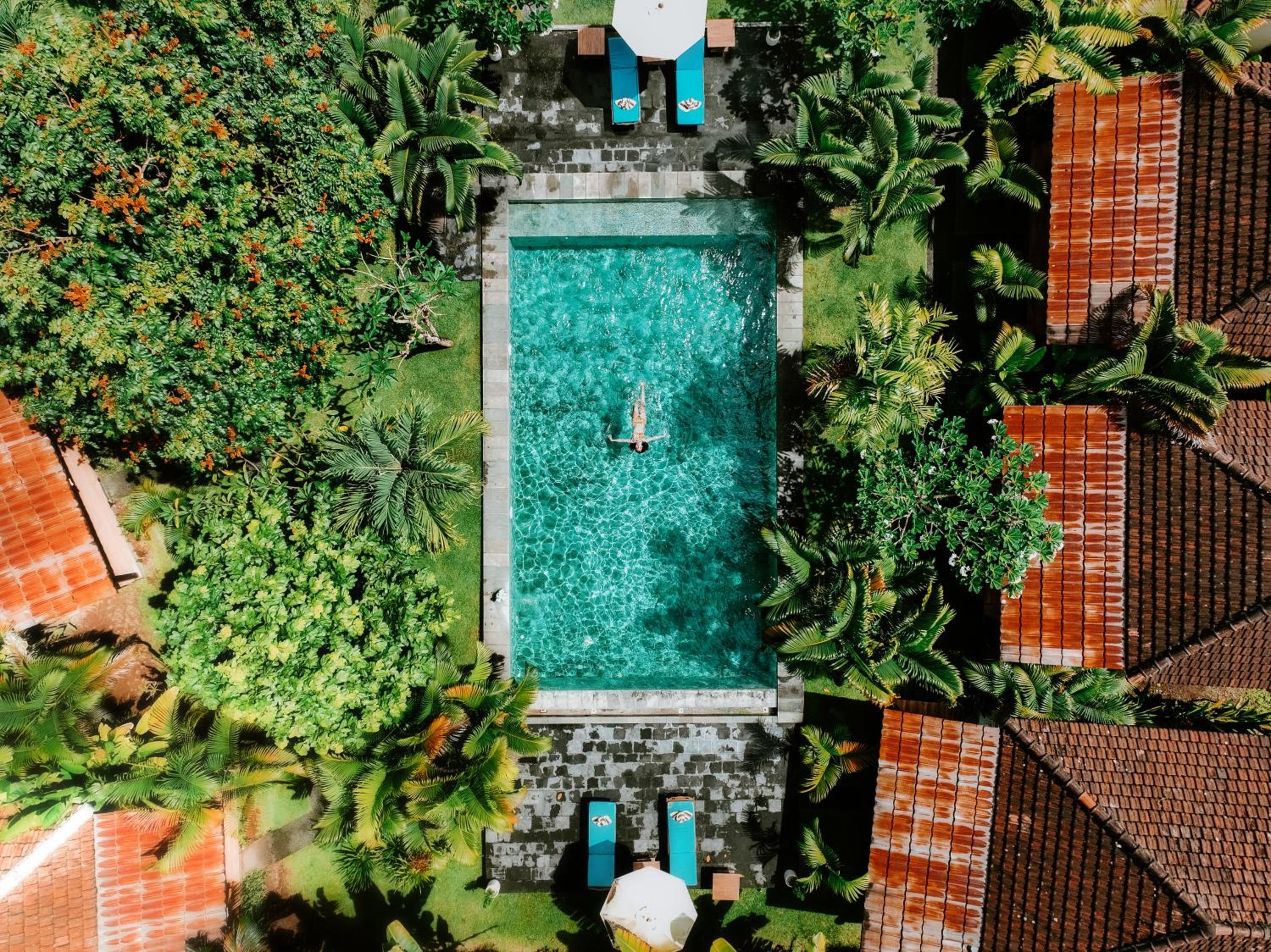 Deluxe Room with Pool View - Photo 7