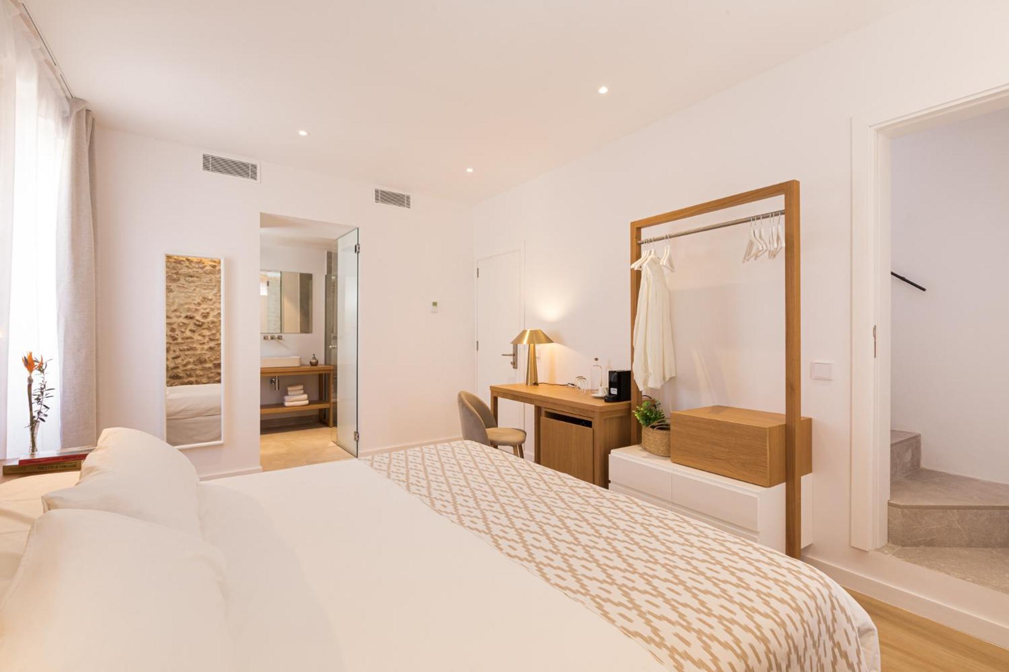 Deluxe Double Room with Balcony photo 3