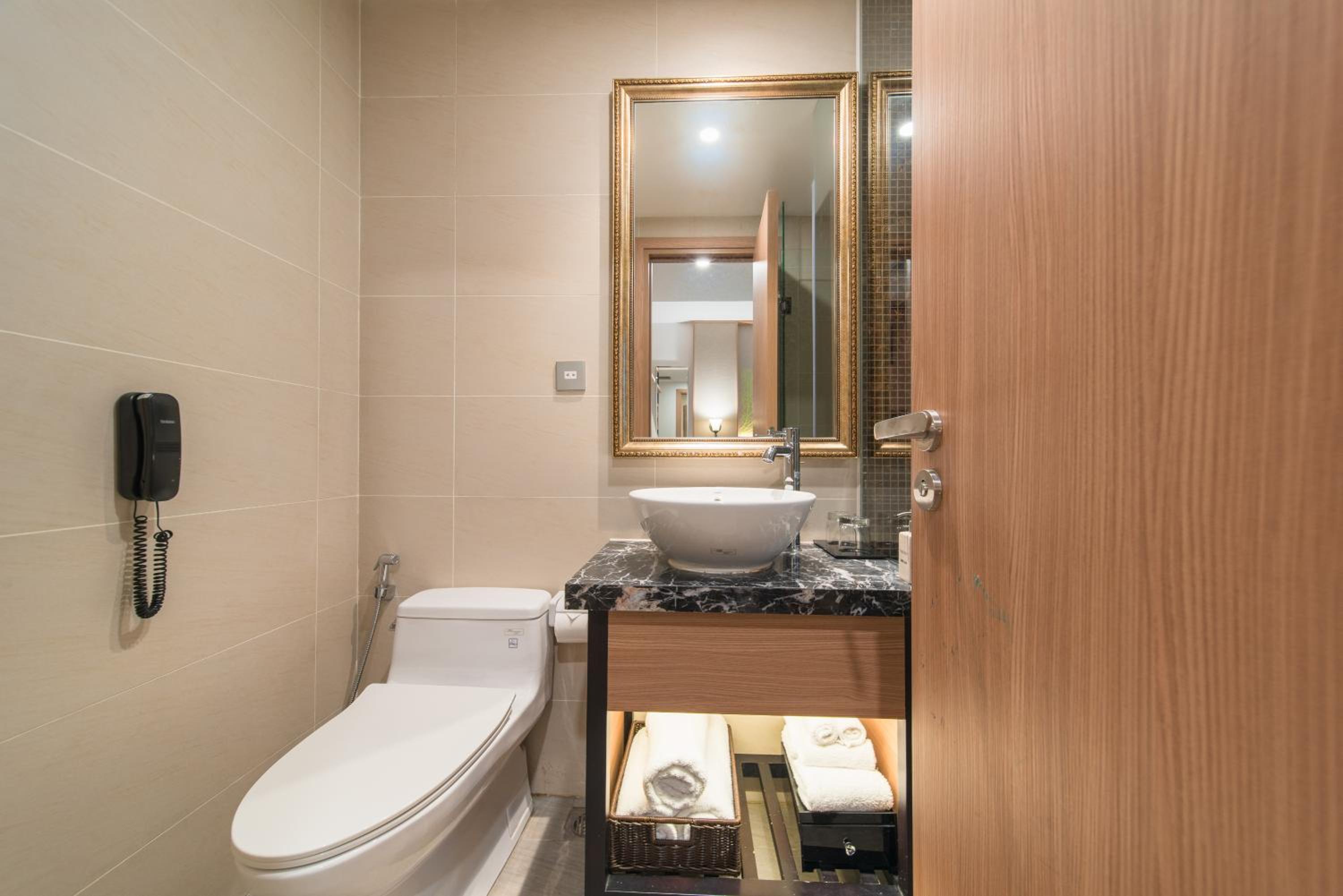 Superior Double Room with City View - Photo 7