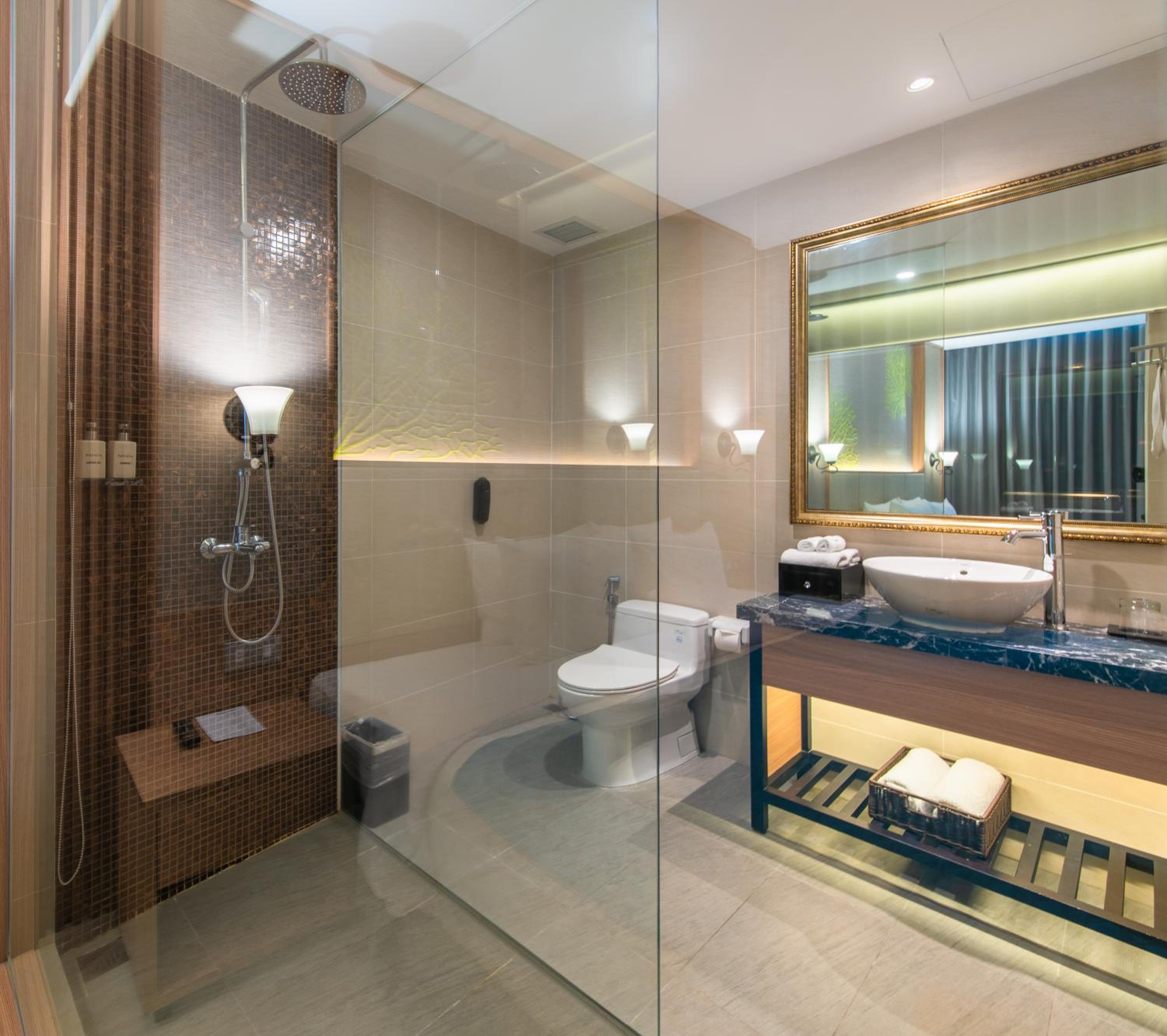 Superior Double Room with City View - Photo 9