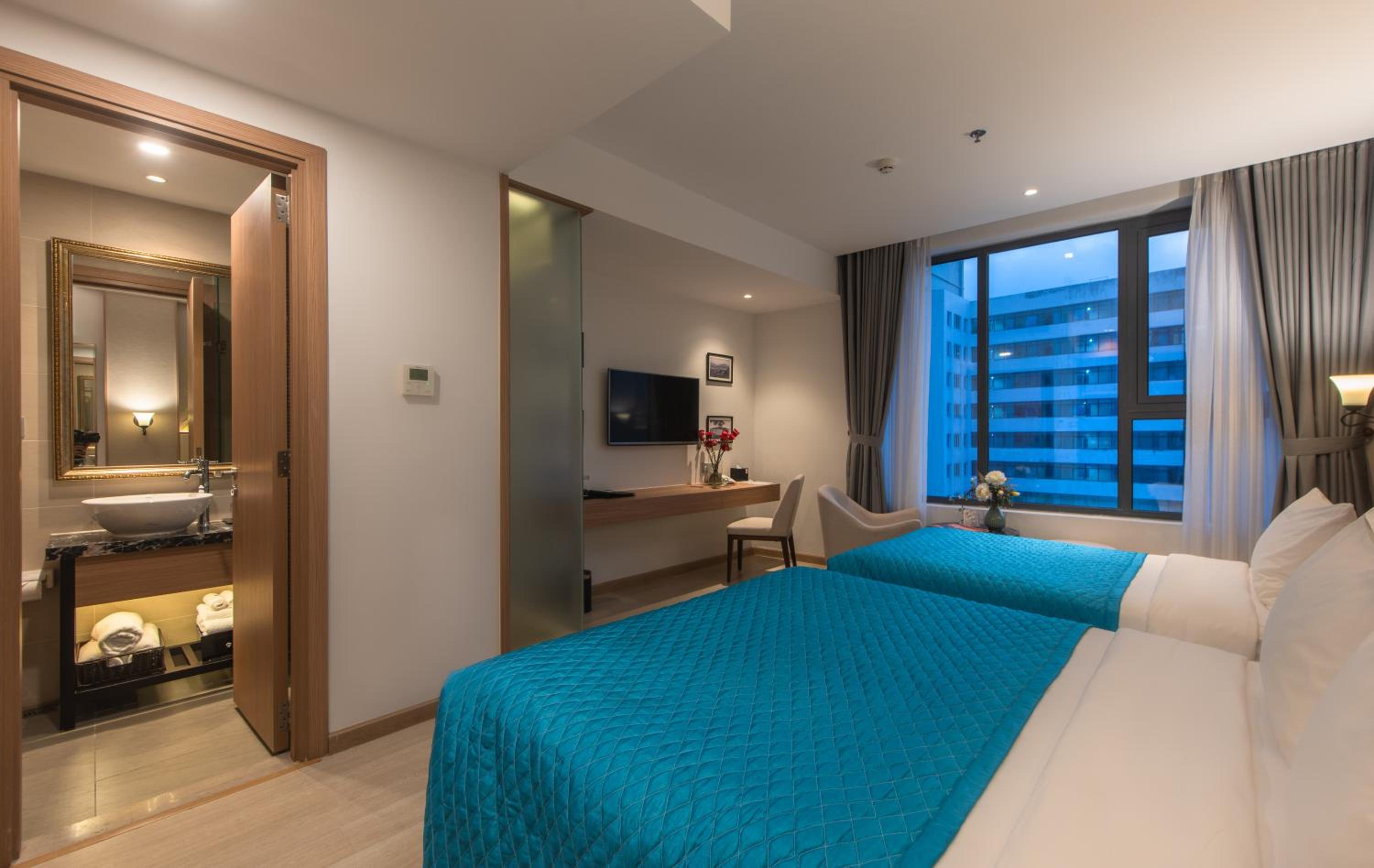 Superior Triple Room with City View - Photo 8
