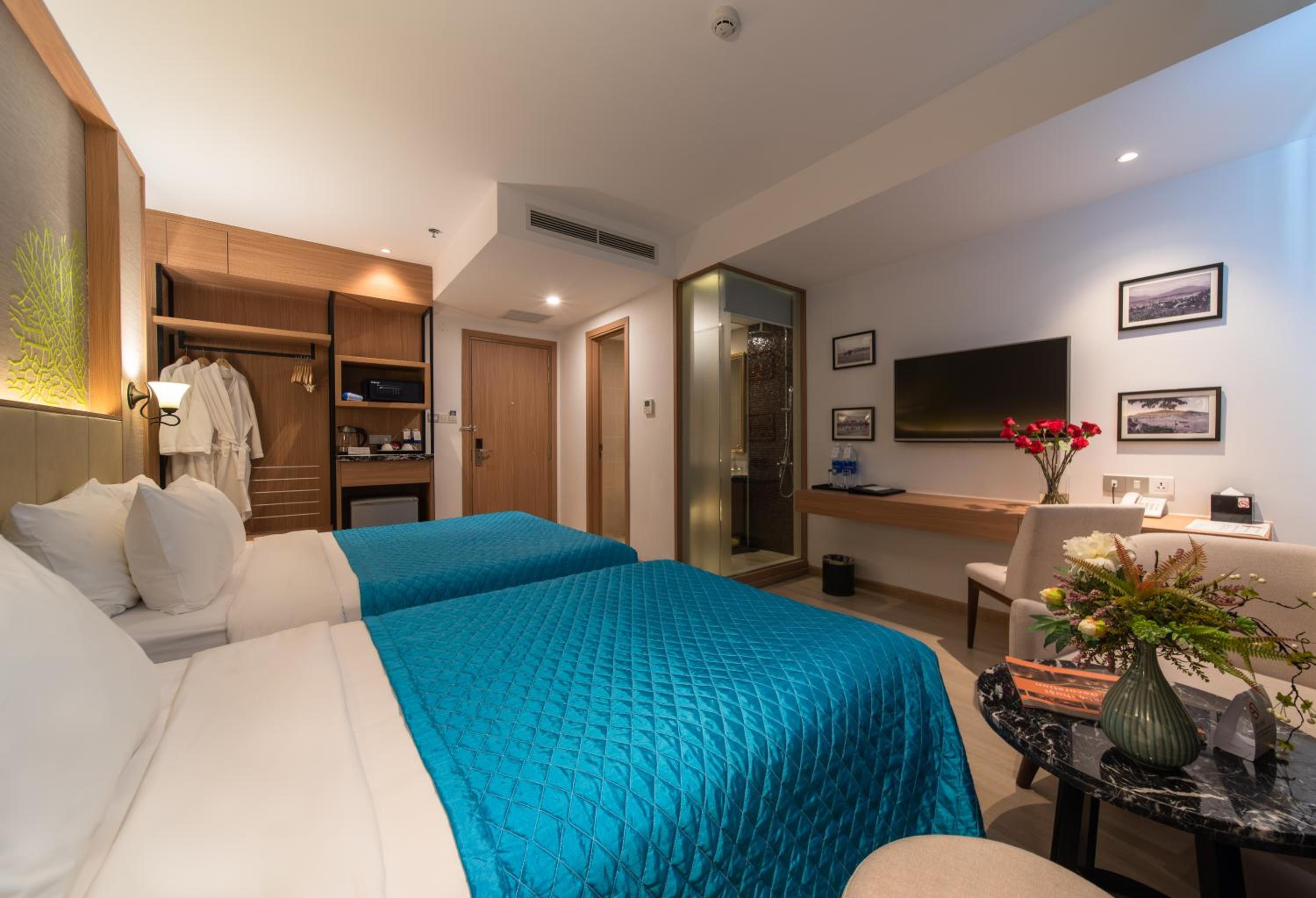 Superior Triple Room with City View - Photo 15