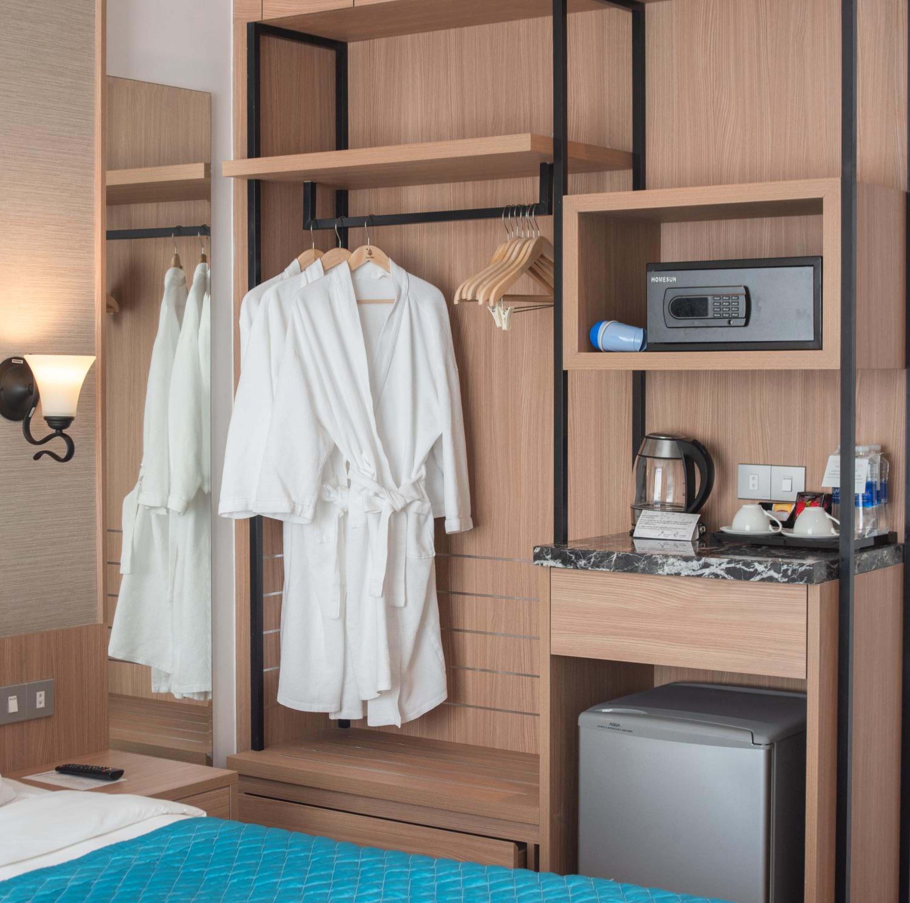 Superior Triple Room with City View - Photo 19