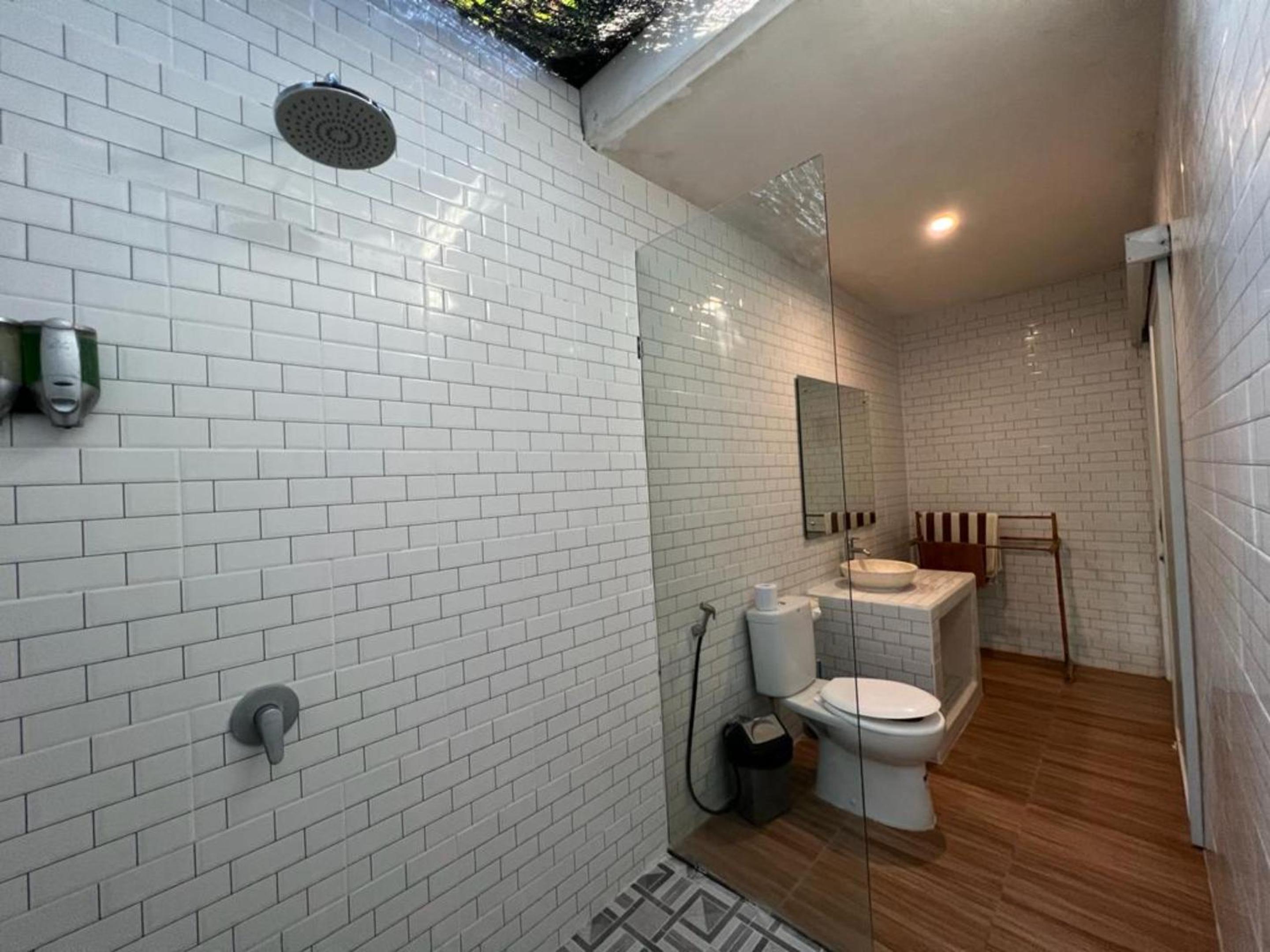 Deluxe Room with Pool View - Photo 35