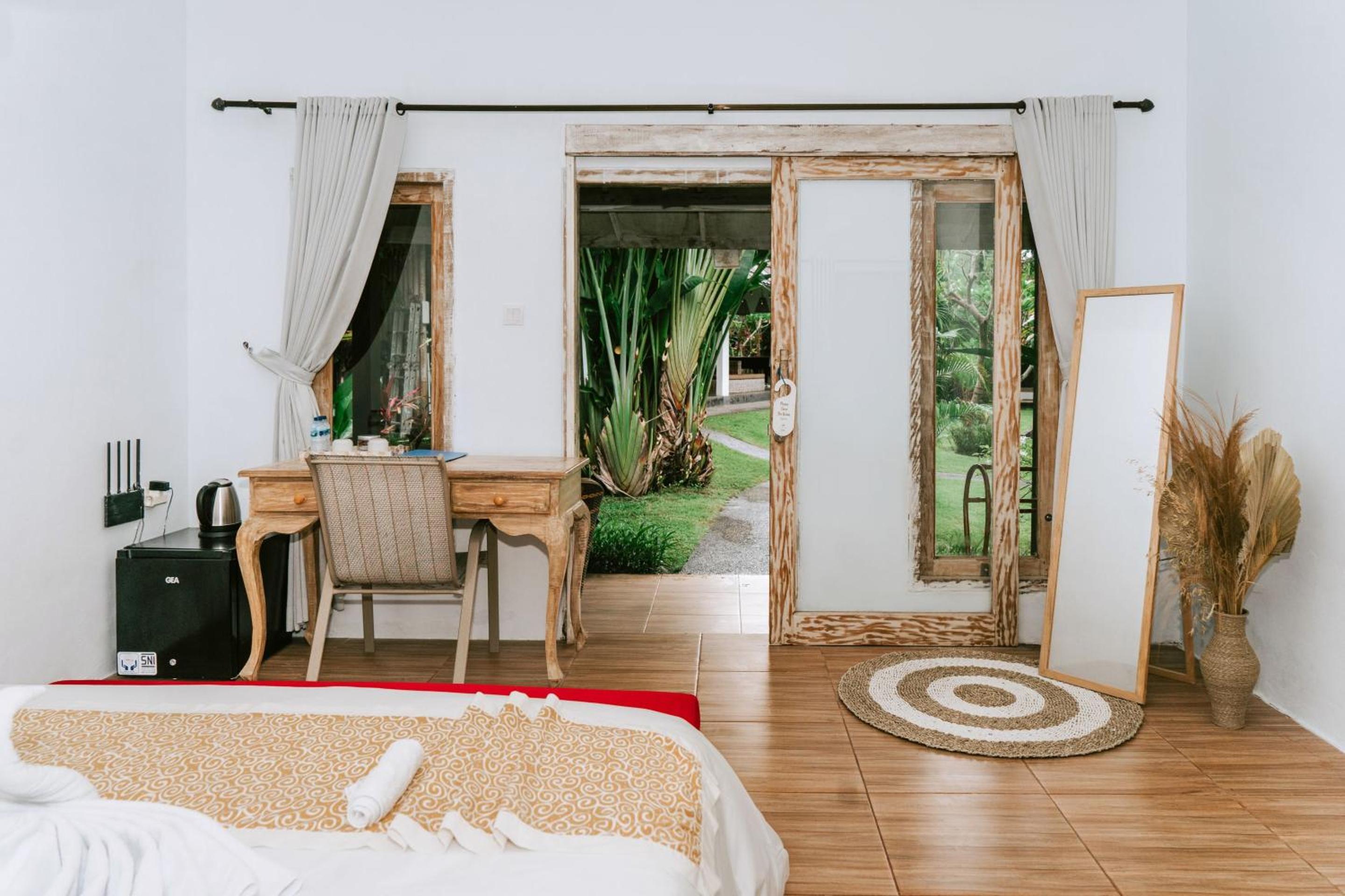 Deluxe Room with Pool View - Photo 38