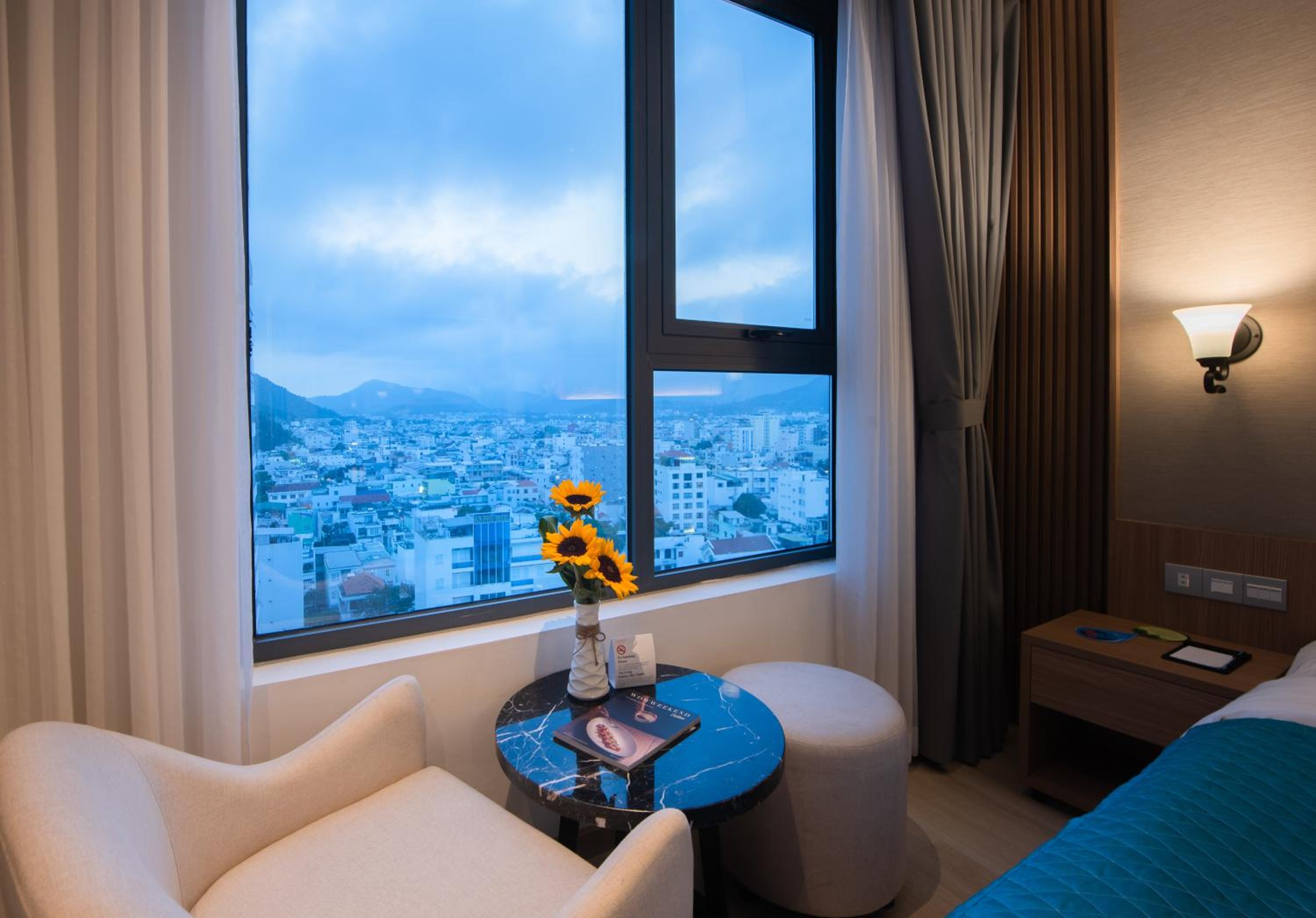 Superior Double Room with City View - Photo 3