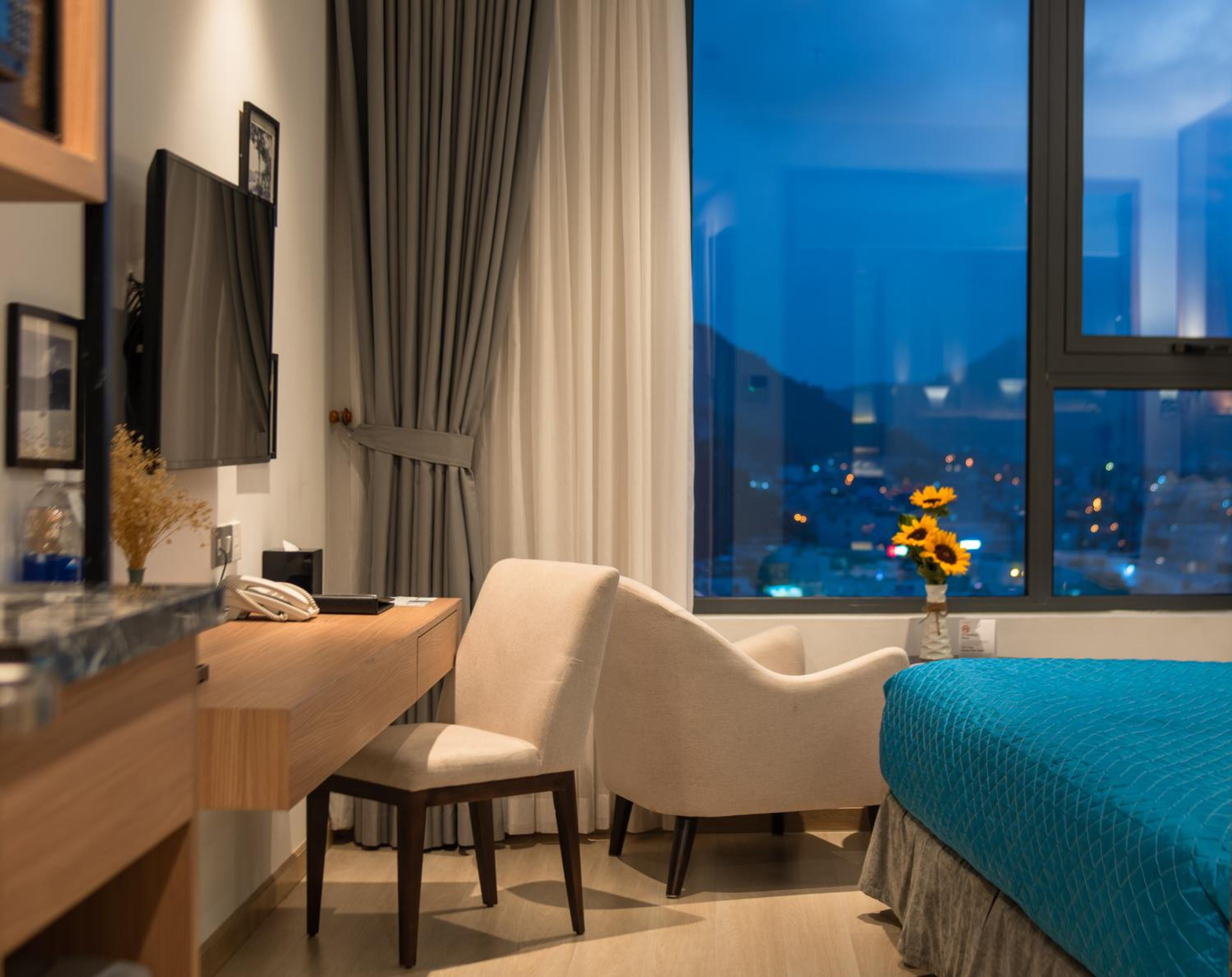 Superior Double Room with City View - Photo 4