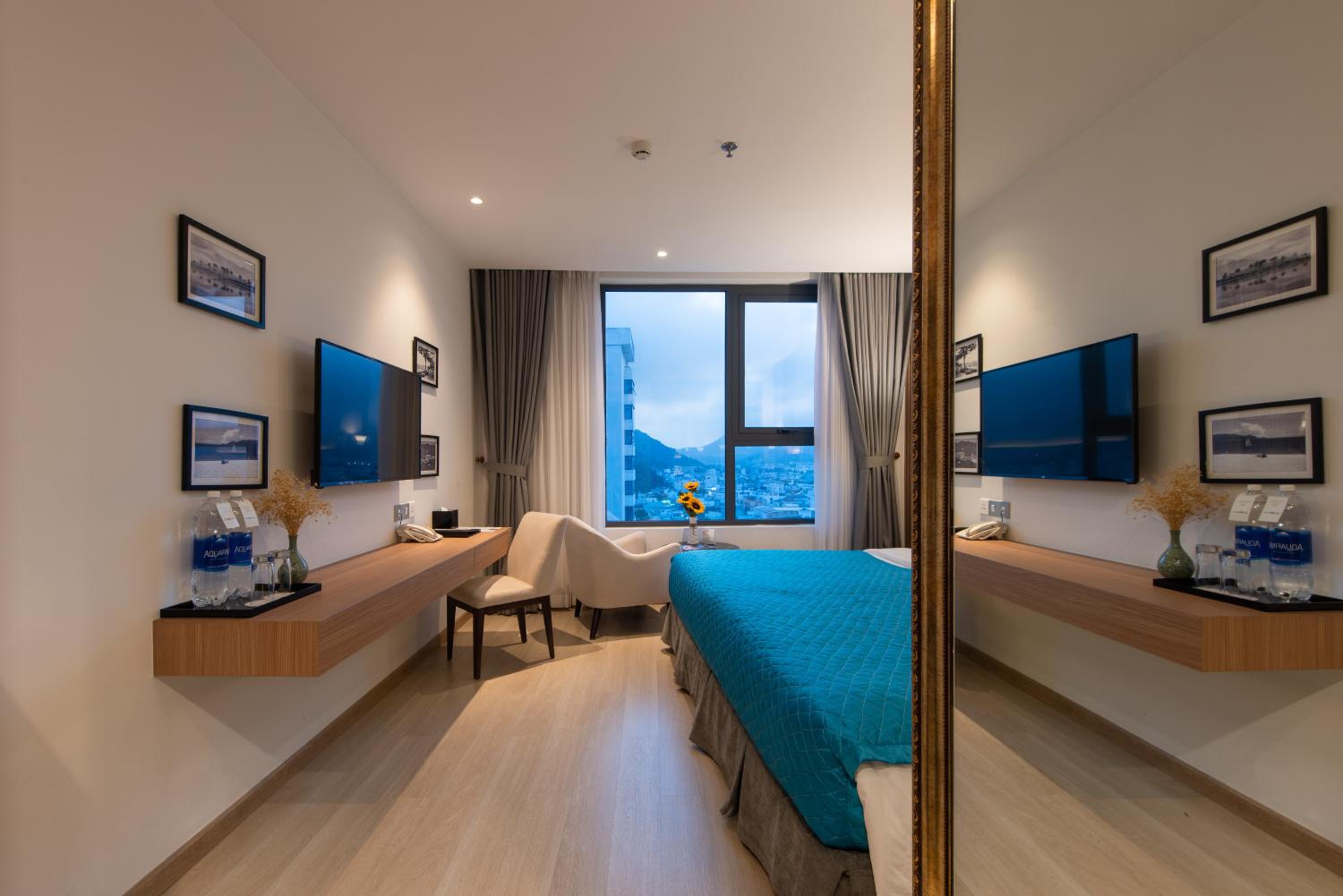 Superior Double Room with City View - Photo 12