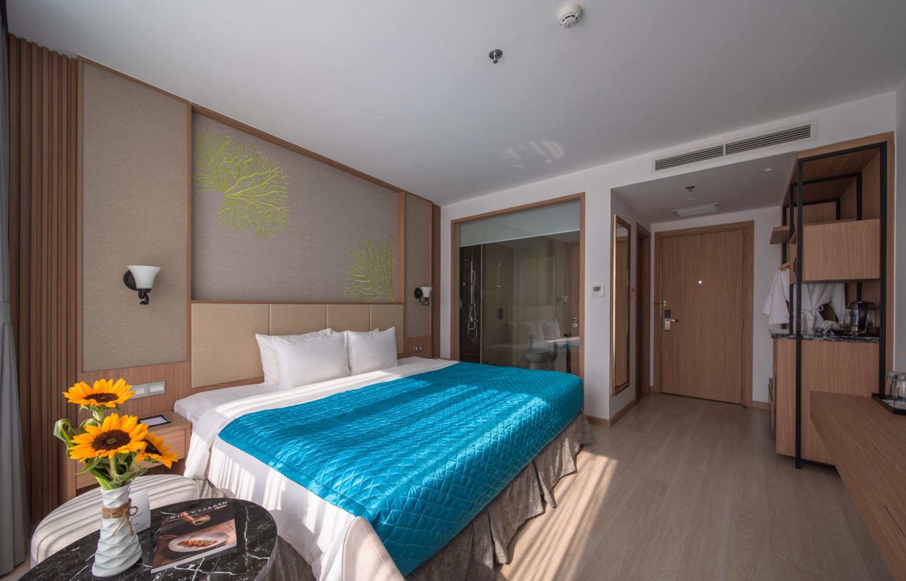 Superior Double Room with City View - Photo 11