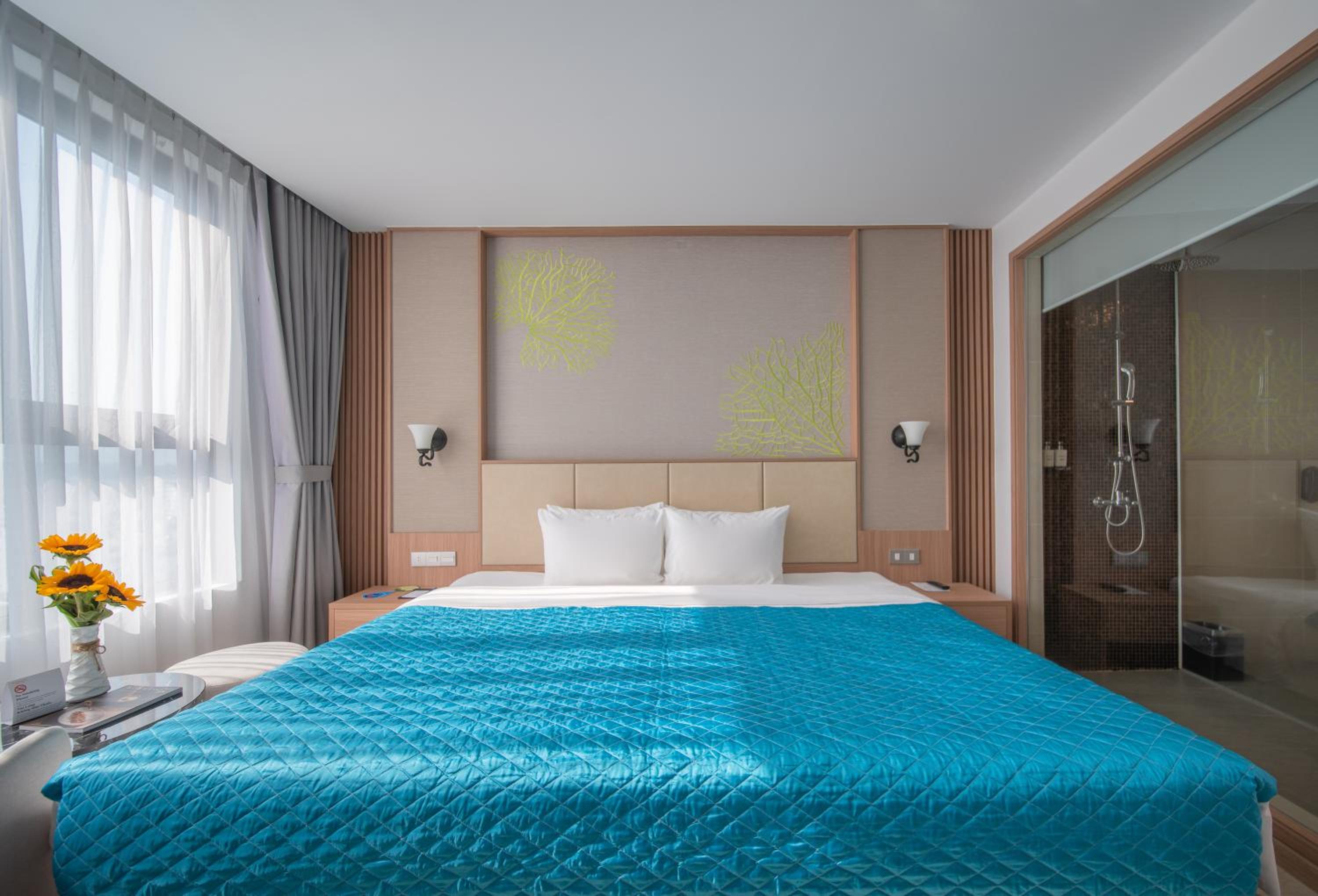 Superior Double Room with City View - Photo 5