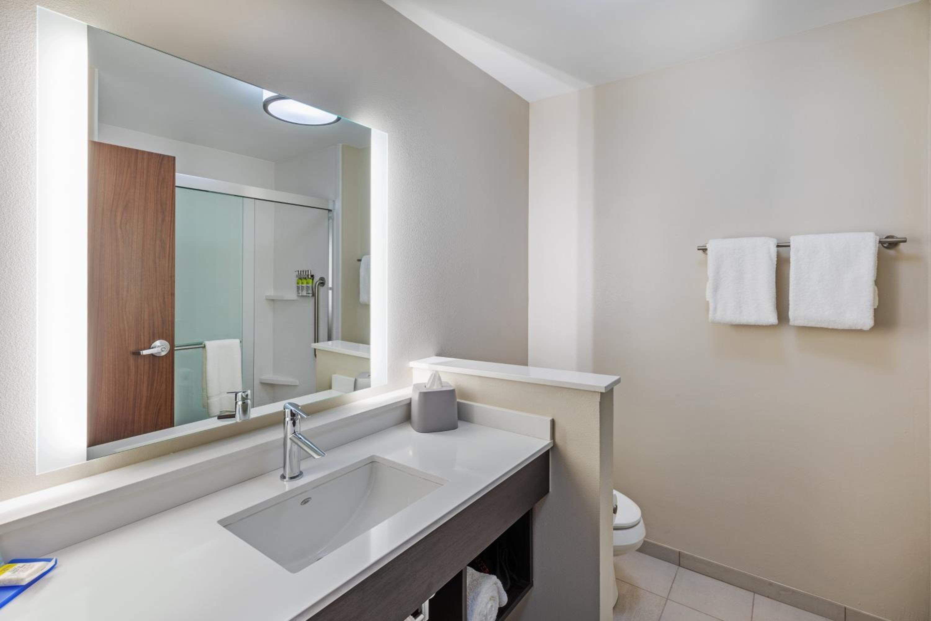 Standard King Room - Photo 2