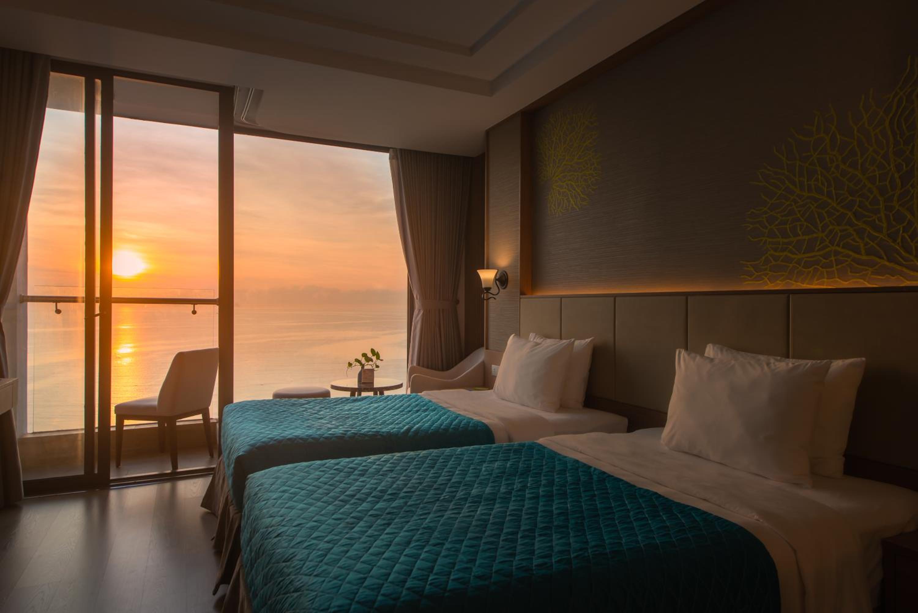 Deluxe Twin Room with Balcony and Ocean View photo 3
