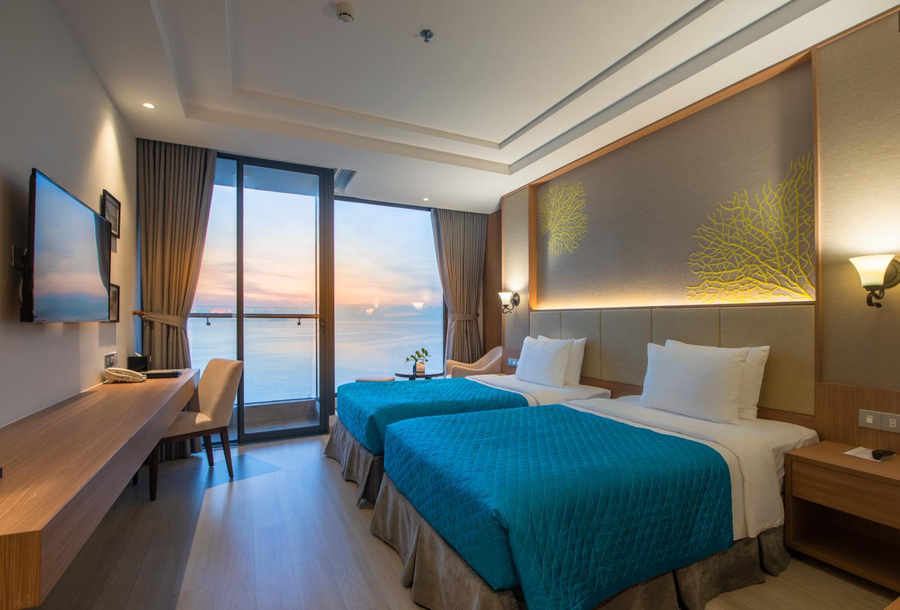 Deluxe Twin Room with Balcony and Ocean View photo 1