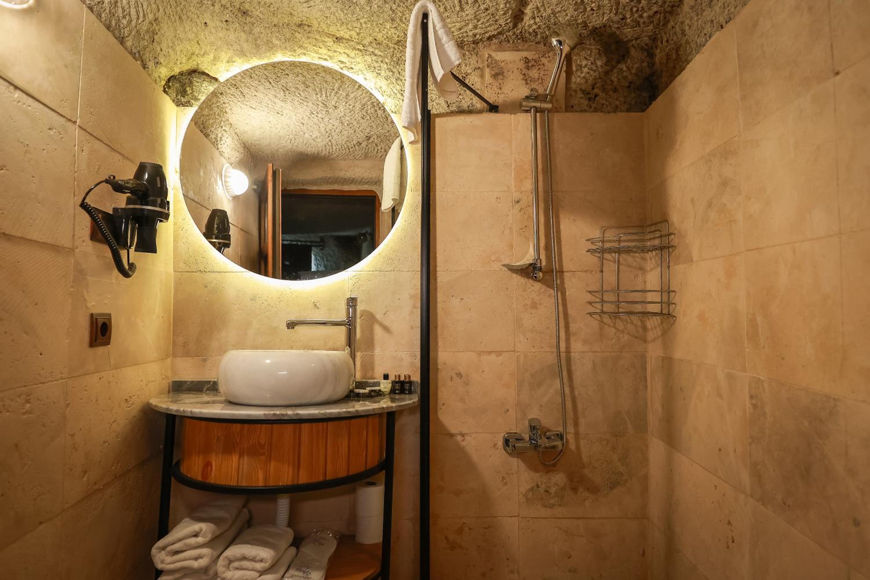 Queen Suite with Spa Bath - Photo 9