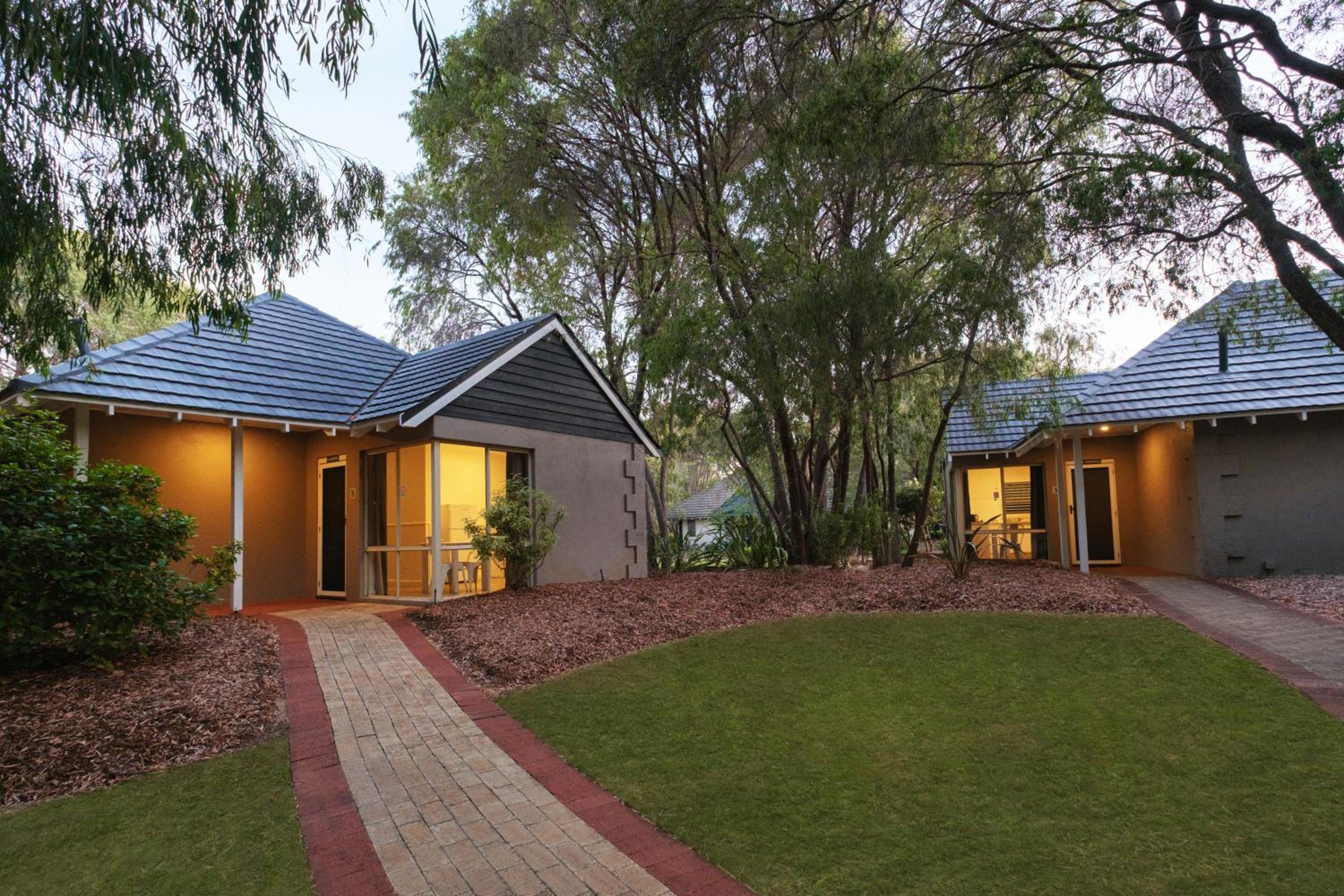 Executive Villa with One King Bed - Photo 12