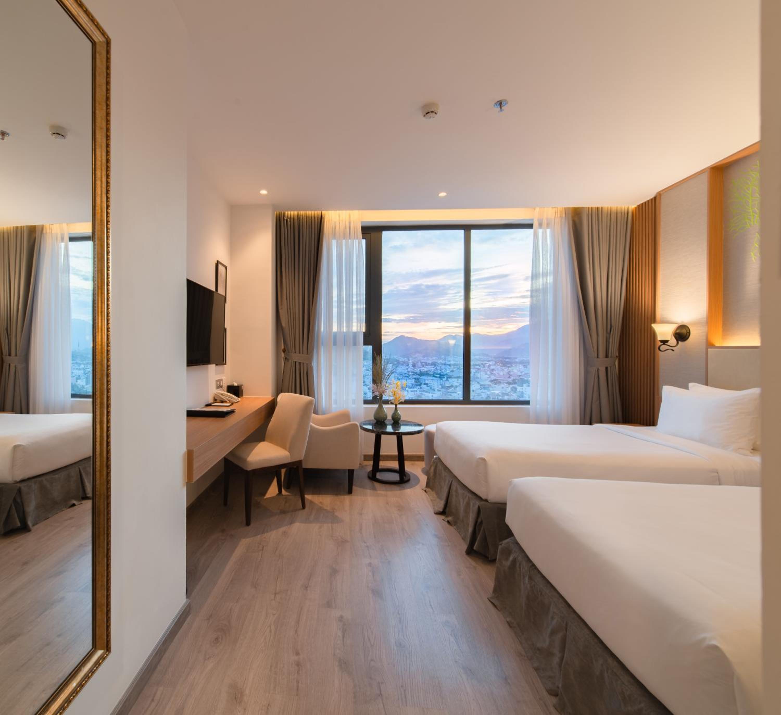 Superior Twin Room with City View - Photo 5