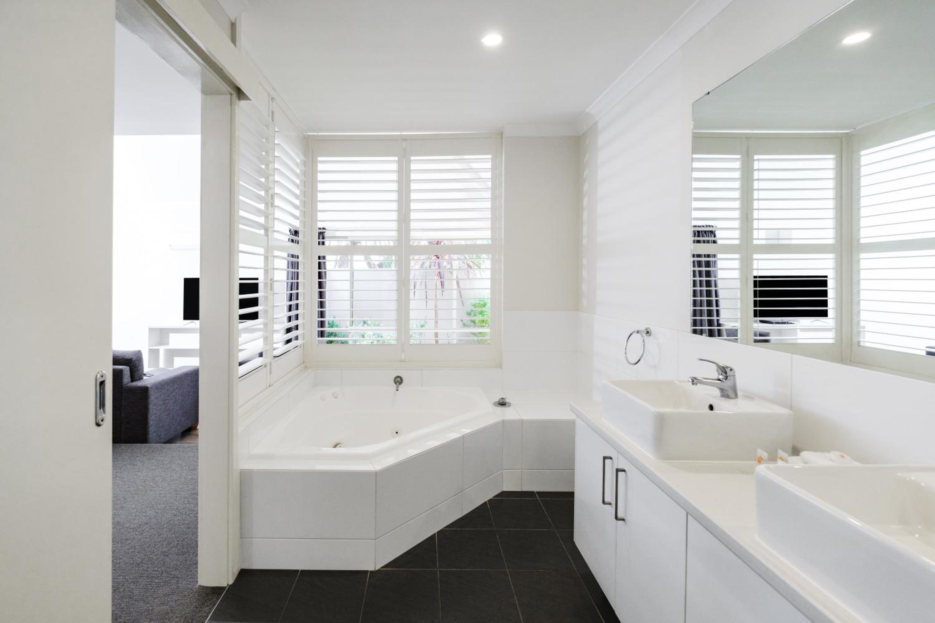 Executive Villa with One King Bed - Photo 13