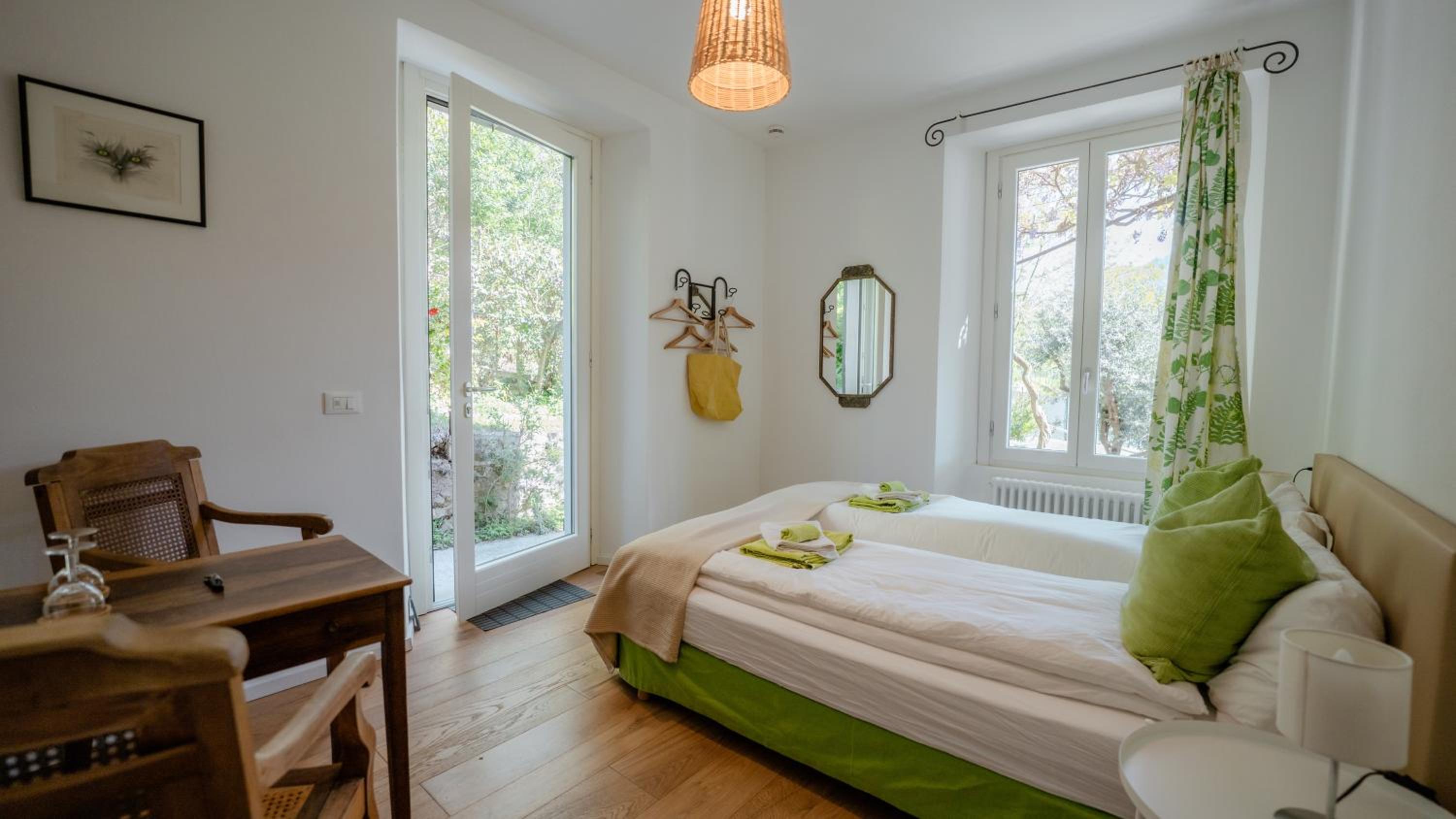 Doppel- oder Zweibettzimmer mit Zugang zum Swimmingpool.