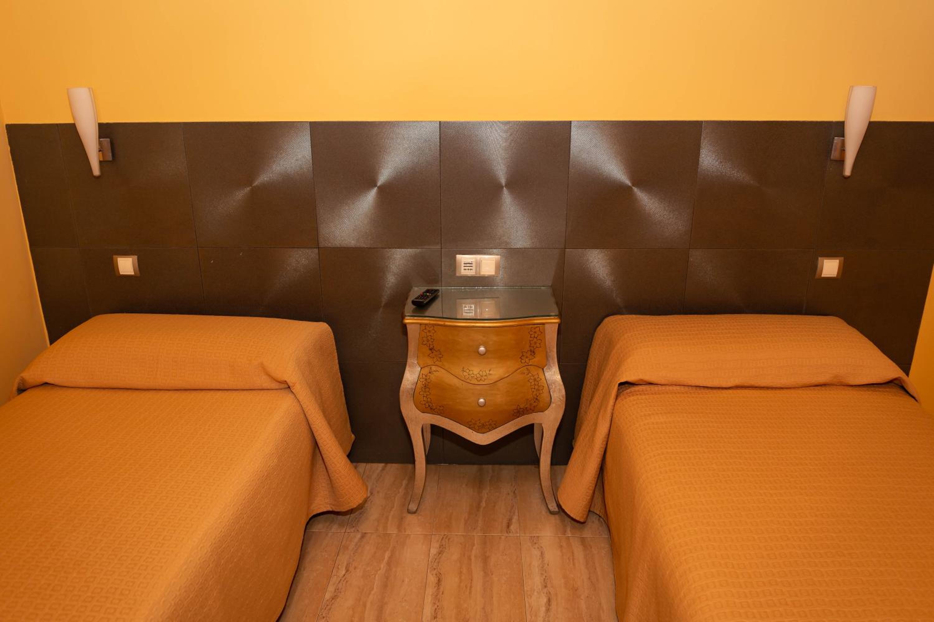 Large Double Room - Photo 1