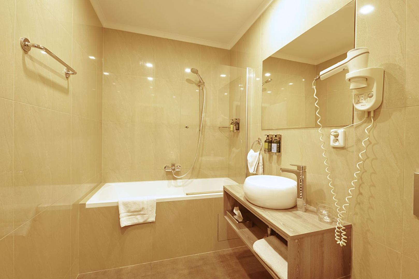 Deluxe Triple Room with City View - Photo 3