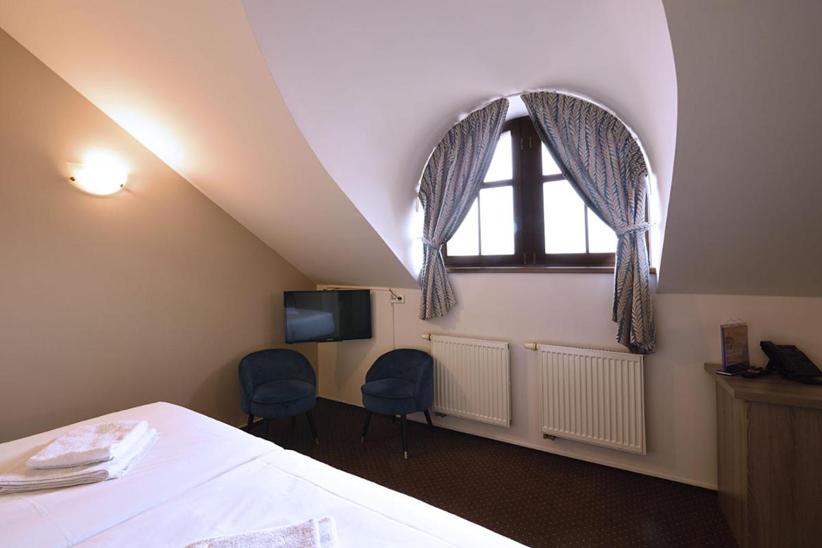 Deluxe Triple Room with City View - Photo 1