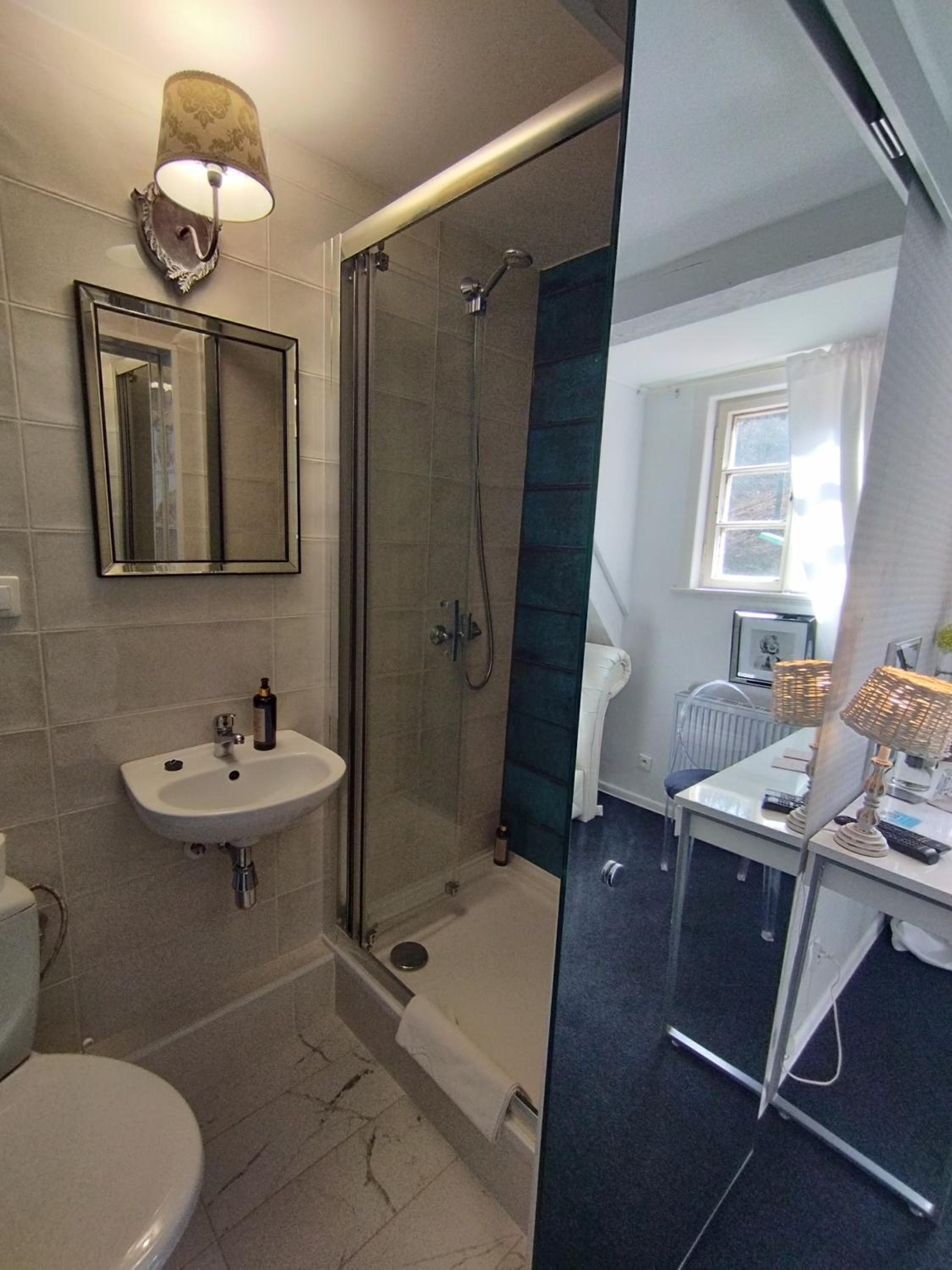Double Room with Private Bathroom - Photo 4