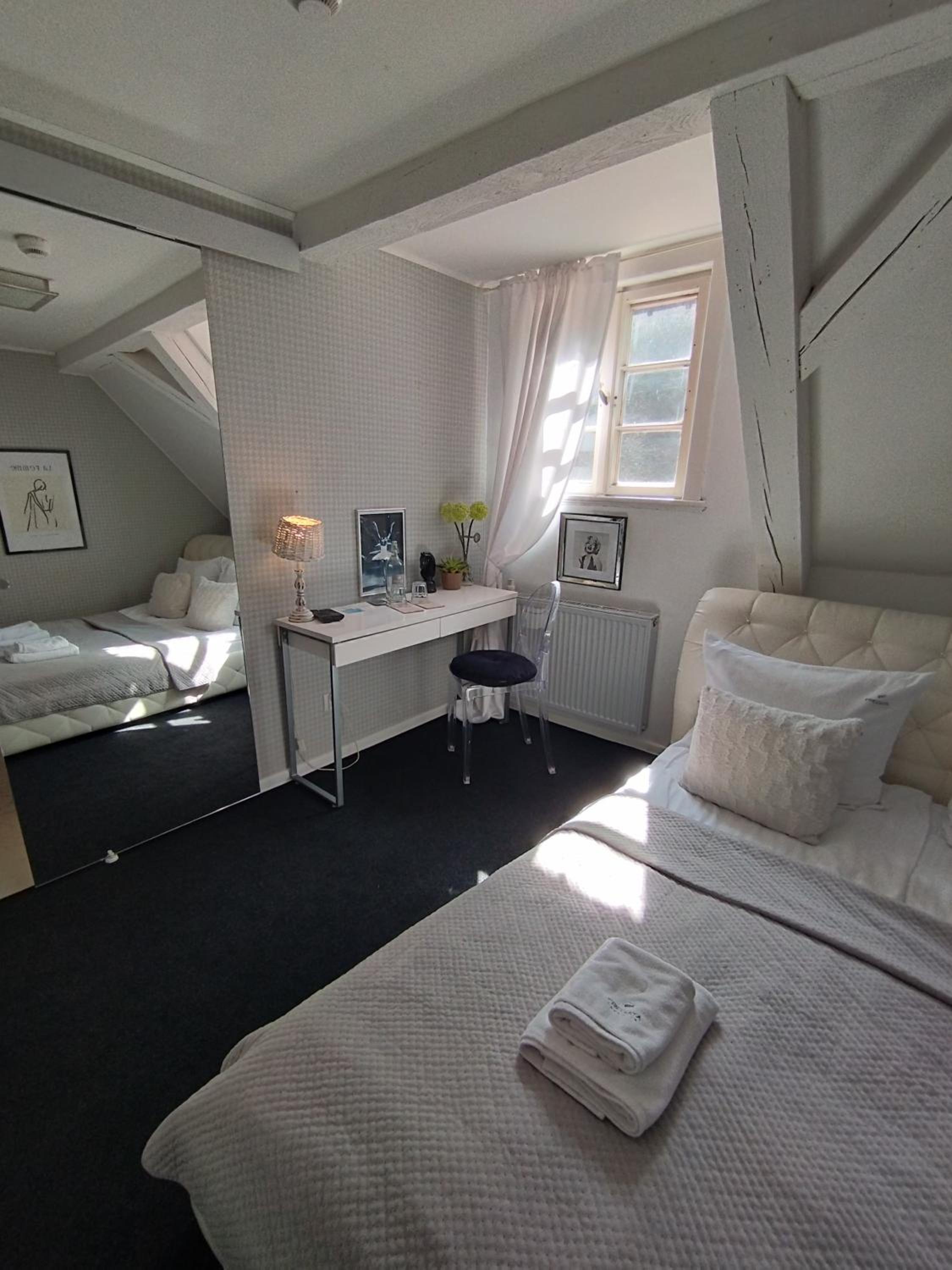 Double Room with Private Bathroom - Photo 2