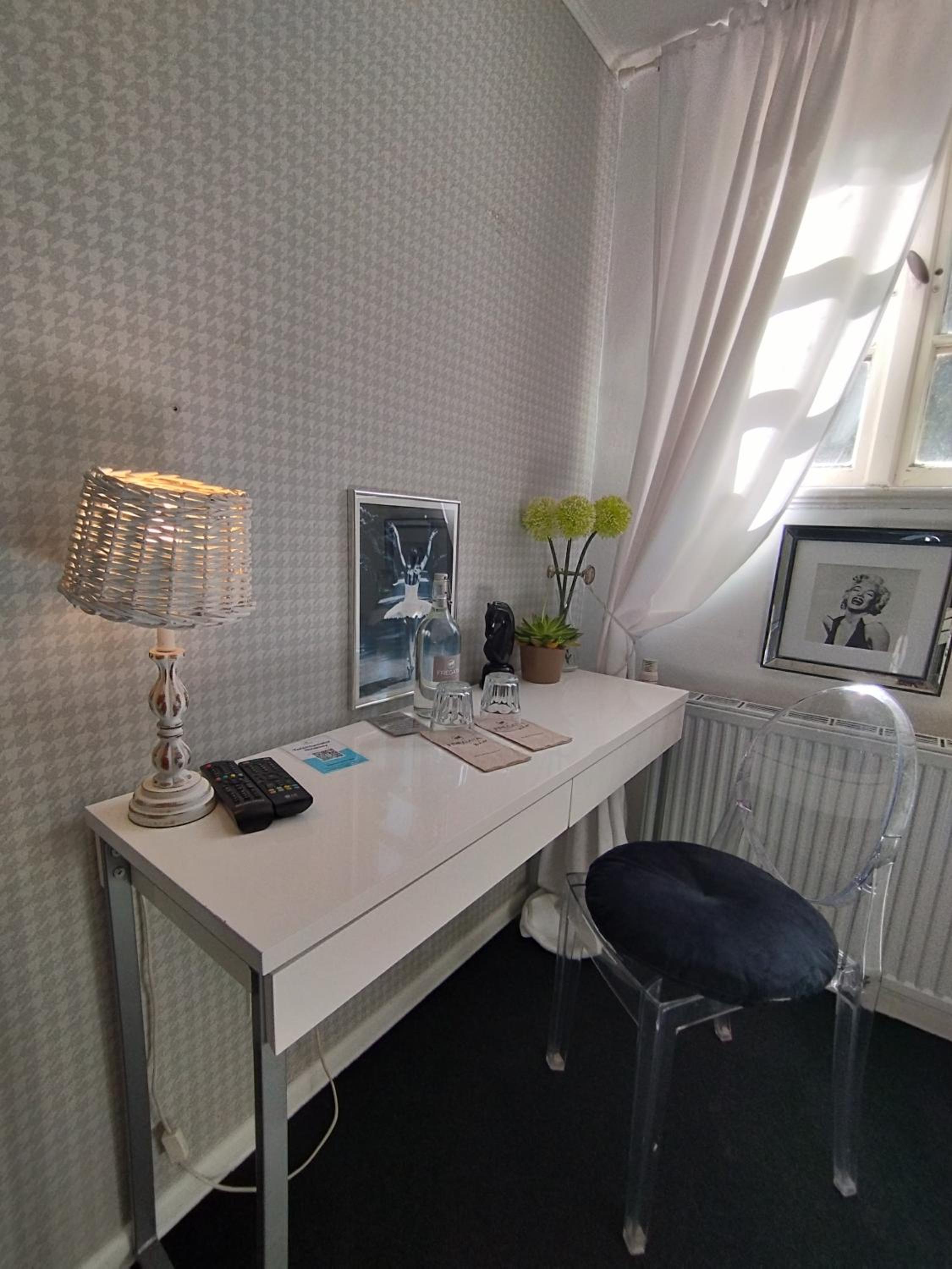 Double Room with Private Bathroom - Photo 3