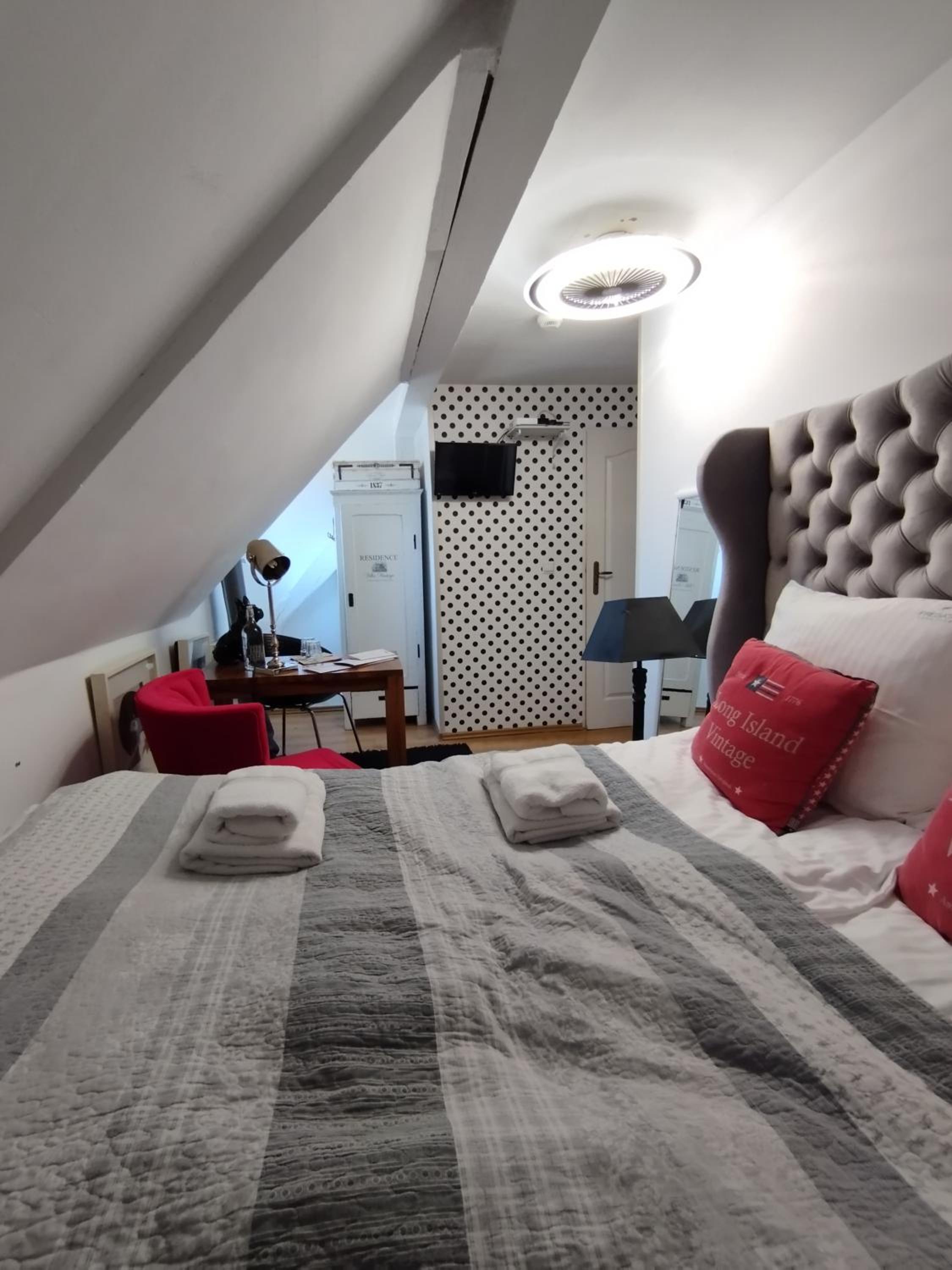 Double Room with Lake View - Photo 4