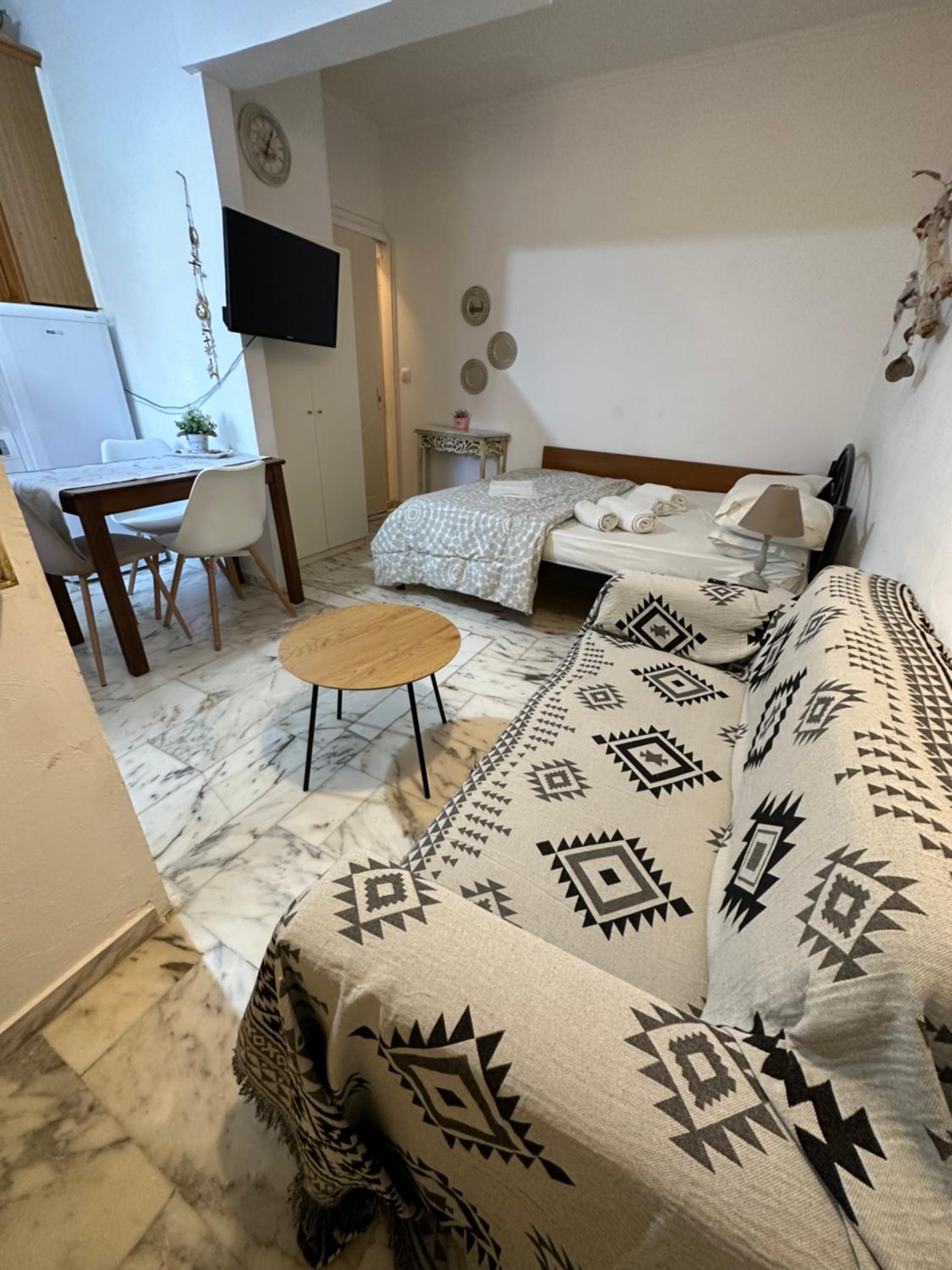 One-Bedroom Apartment photo 1