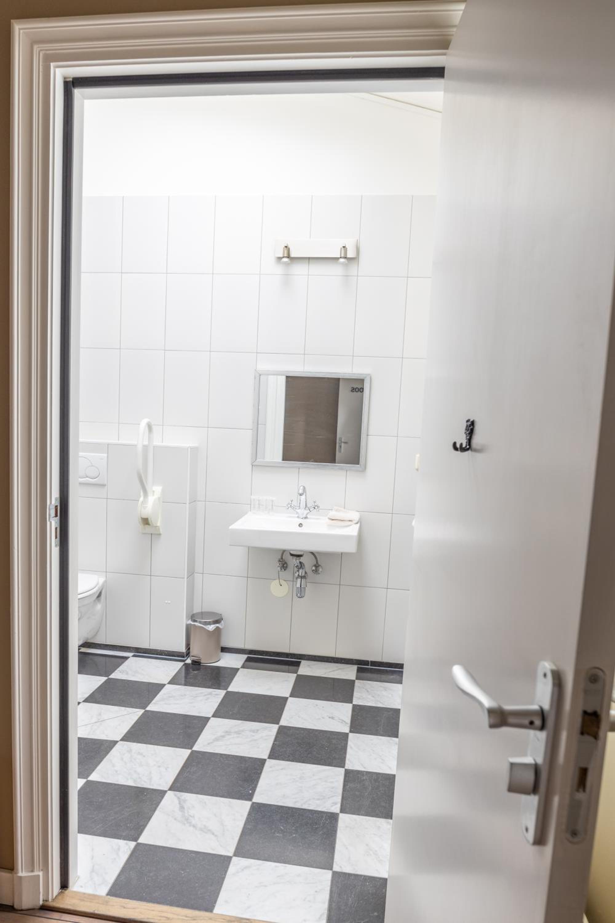 Twin Room - Disability Access - Photo 3