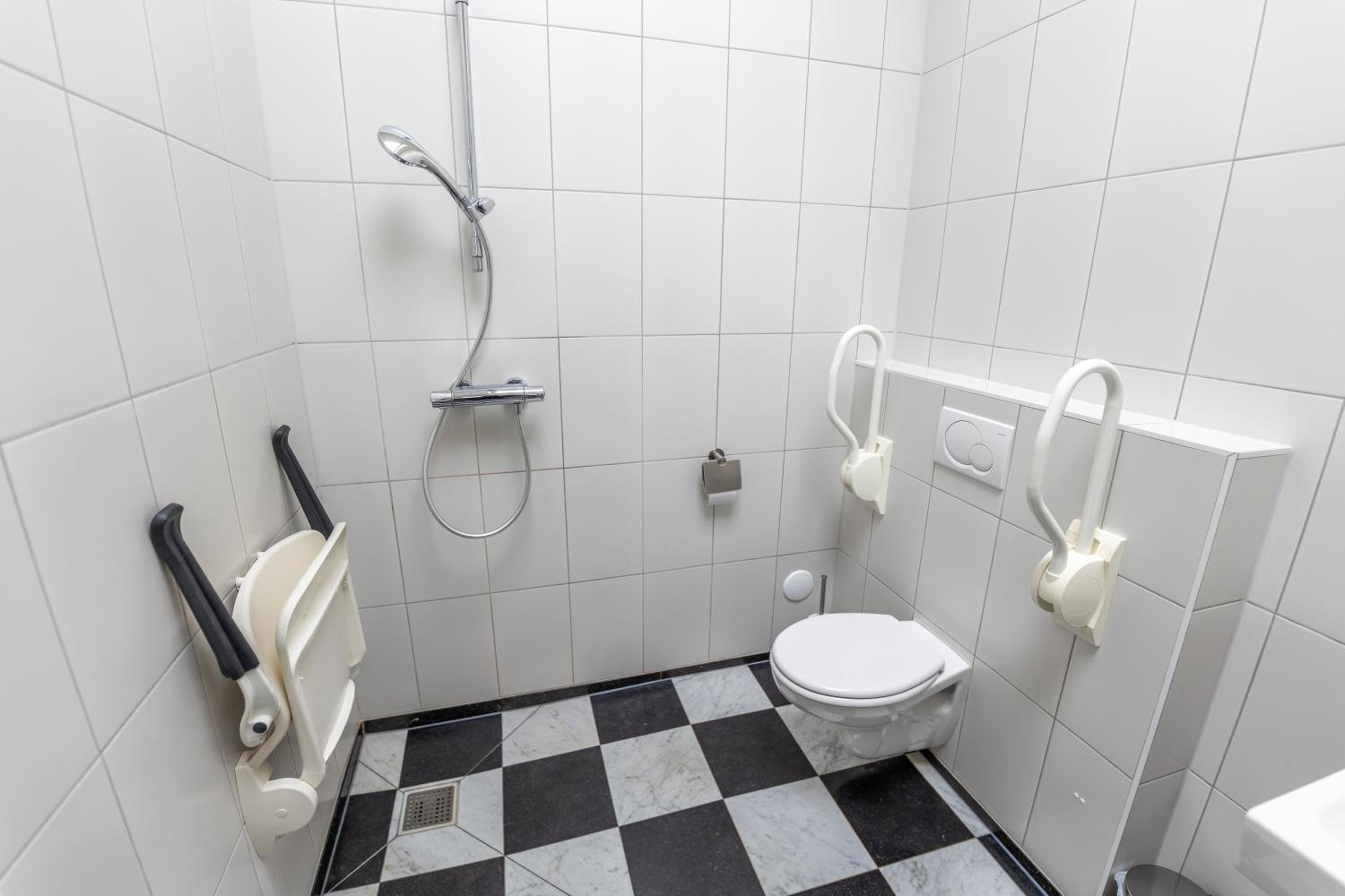 Twin Room - Disability Access - Photo 4