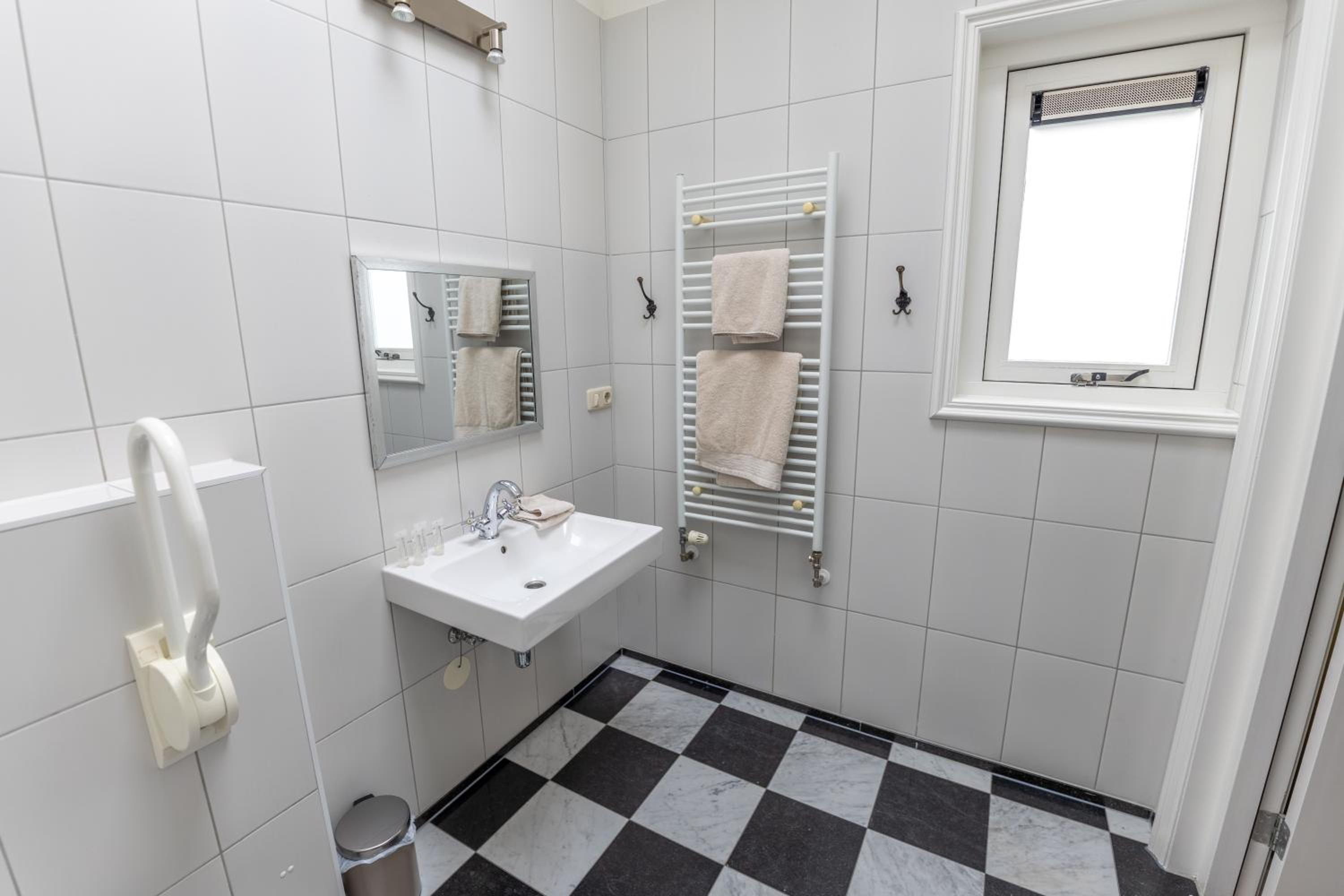 Twin Room - Disability Access - Photo 6