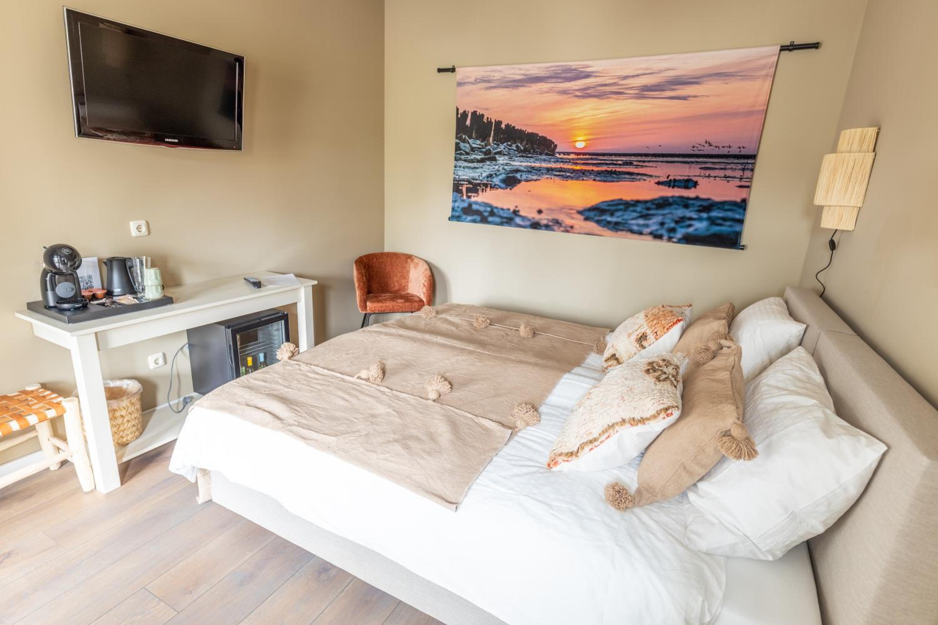 Twin Room - Disability Access - Photo 8
