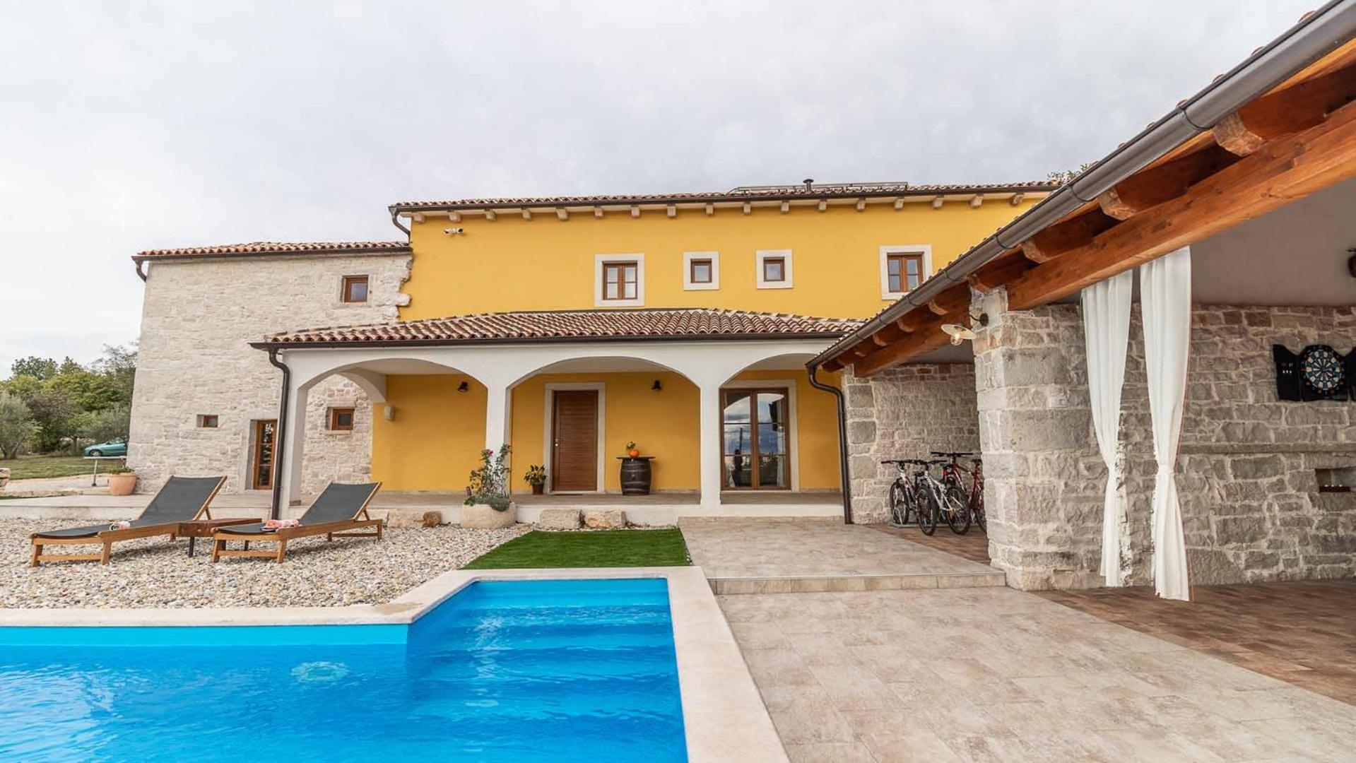 Villa photo 2