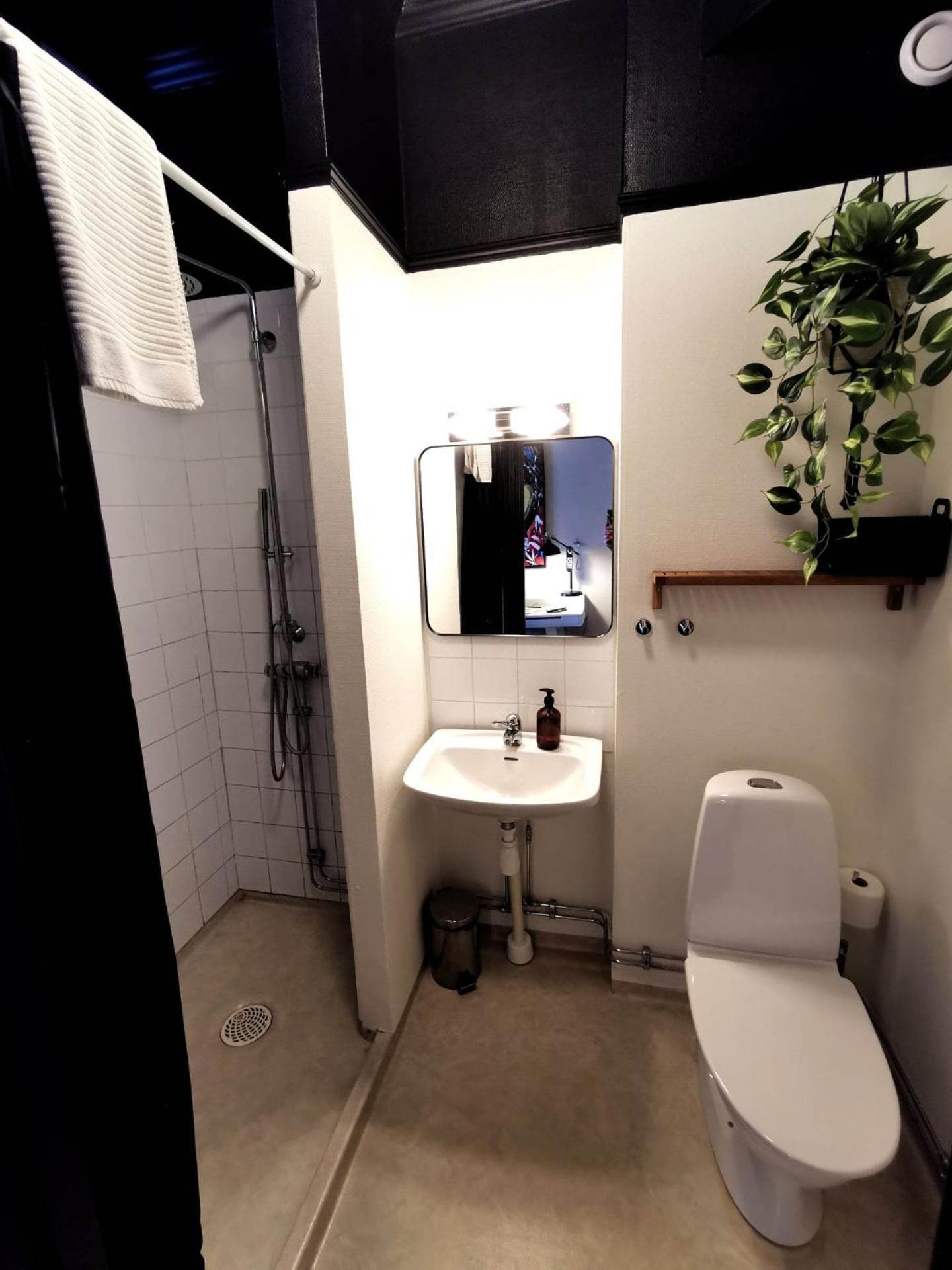 Double or Twin Room with Bathroom - Photo 8