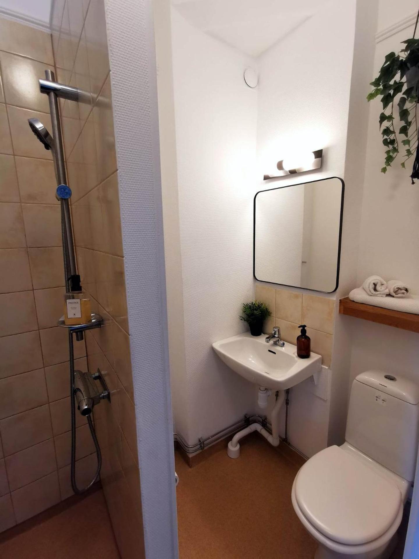 Double or Twin Room with Bathroom - Photo 5