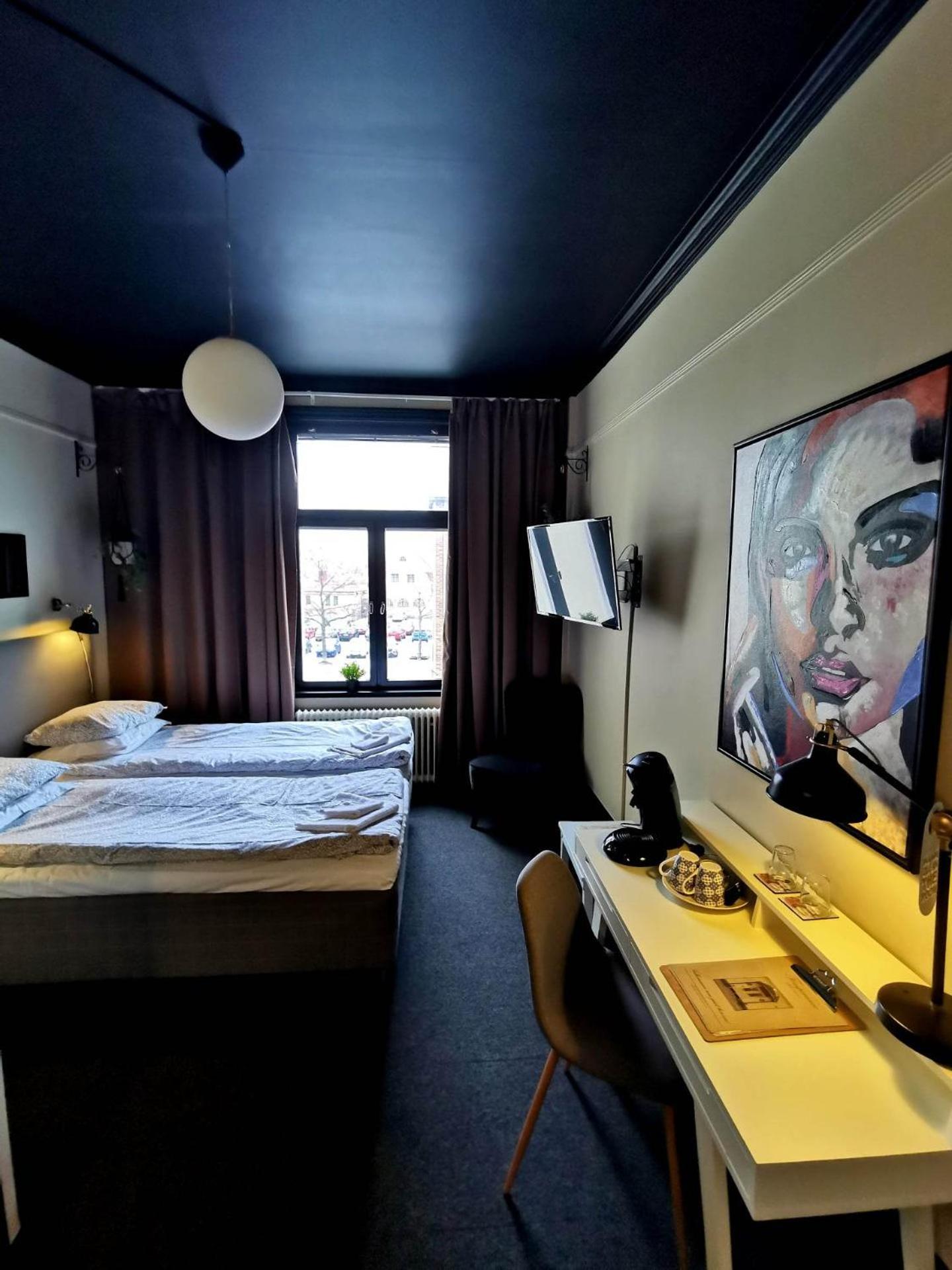 Double or Twin Room with Bathroom - Photo 3