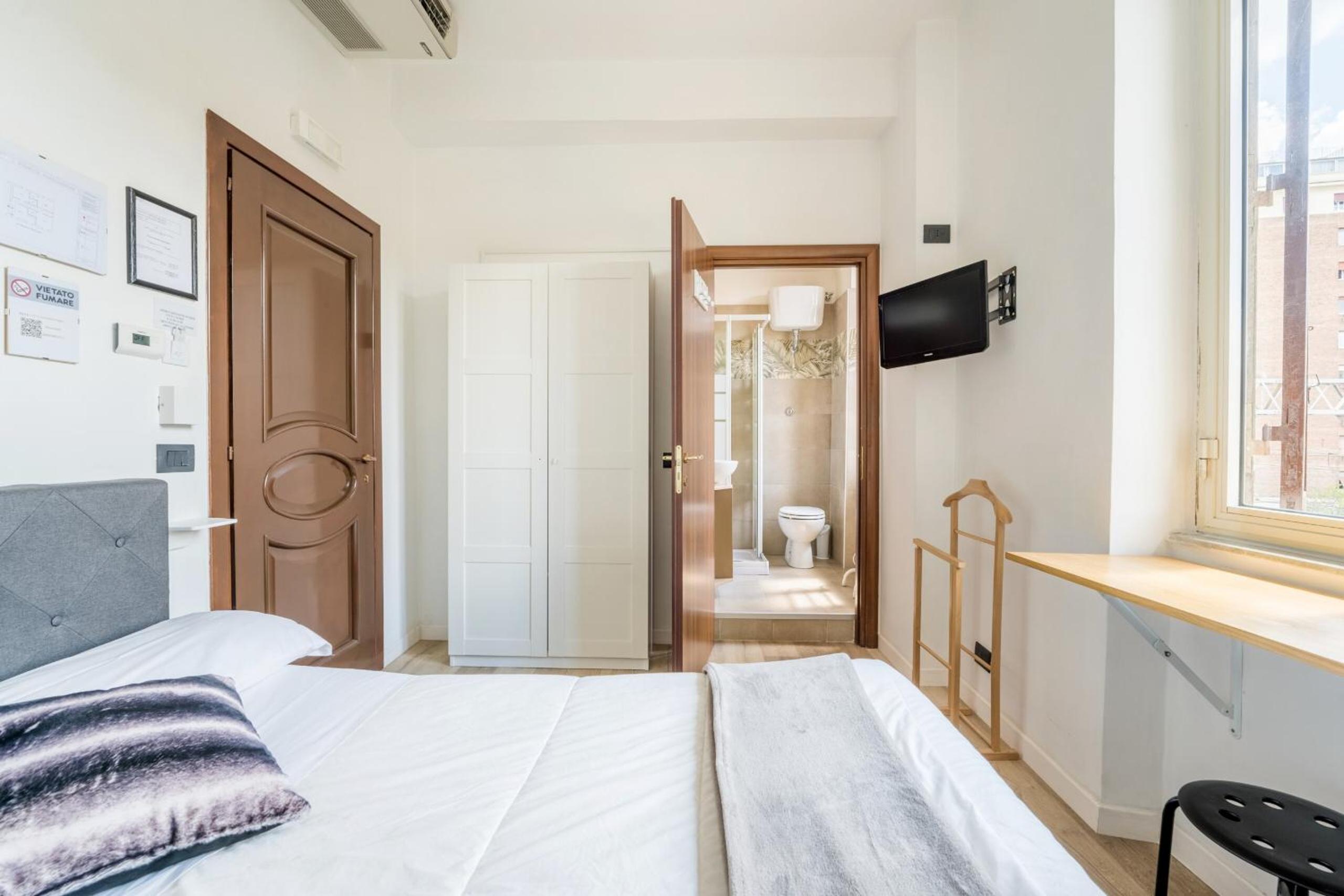 Double Room with Private Bathroom photo 3