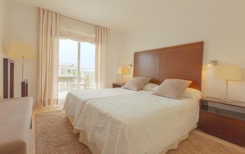 Deluxe One-Bedroom Apartment with Sea View