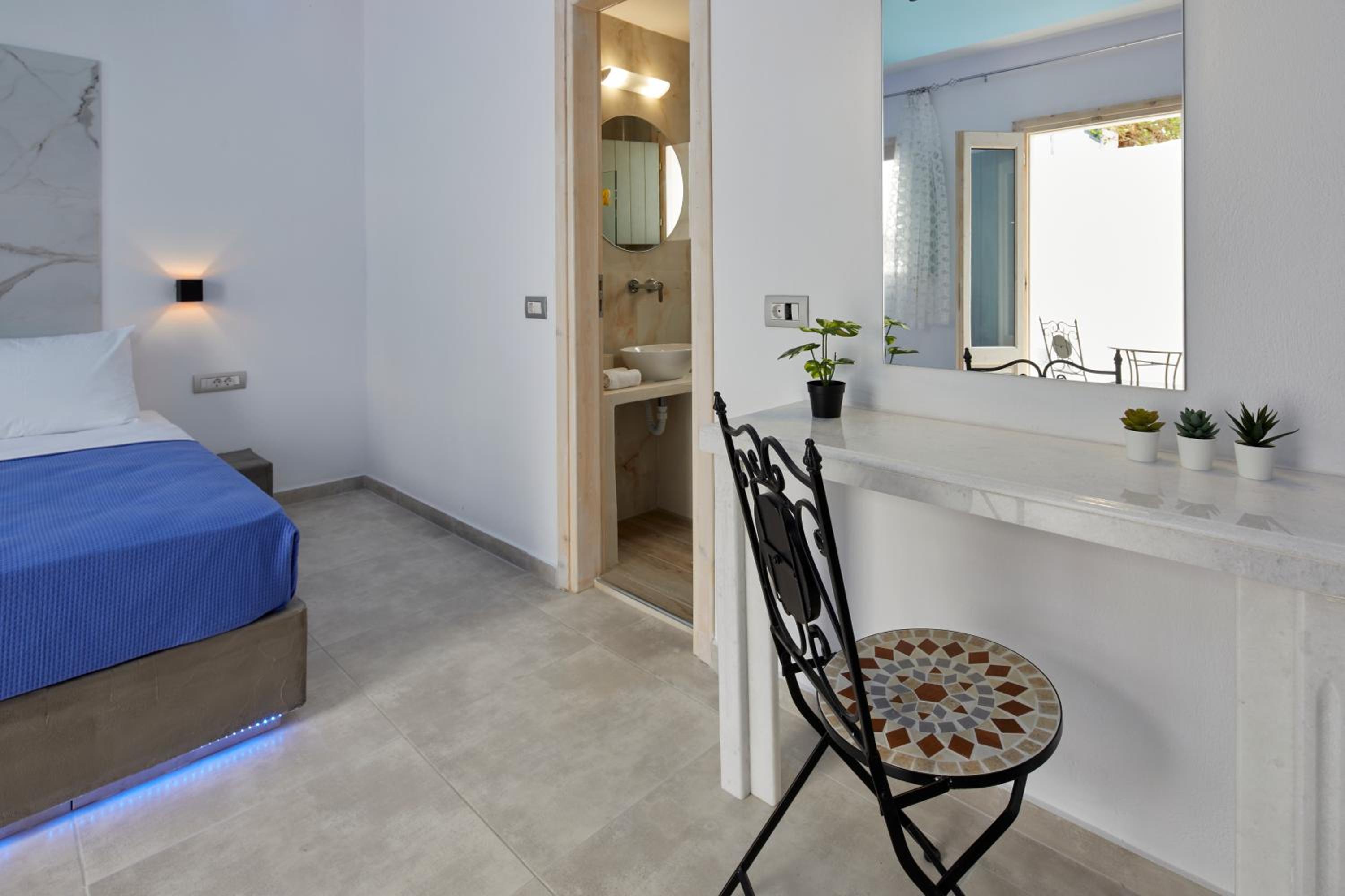 Suite with Balcony and Courtyard View - Photo 6
